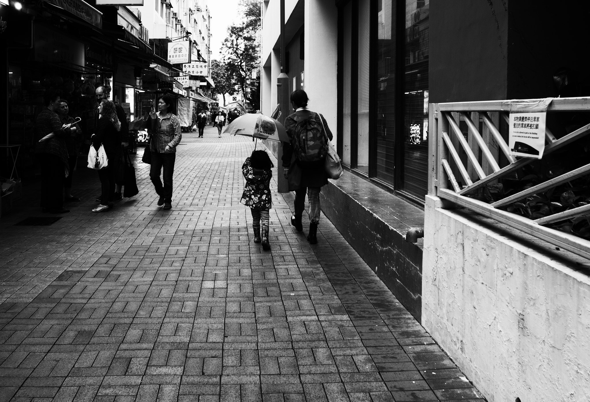 Olympus OM-D E-M5 II + LEICA DG SUMMILUX 15/F1.7 sample photo. Little girl holding an umbrella photography