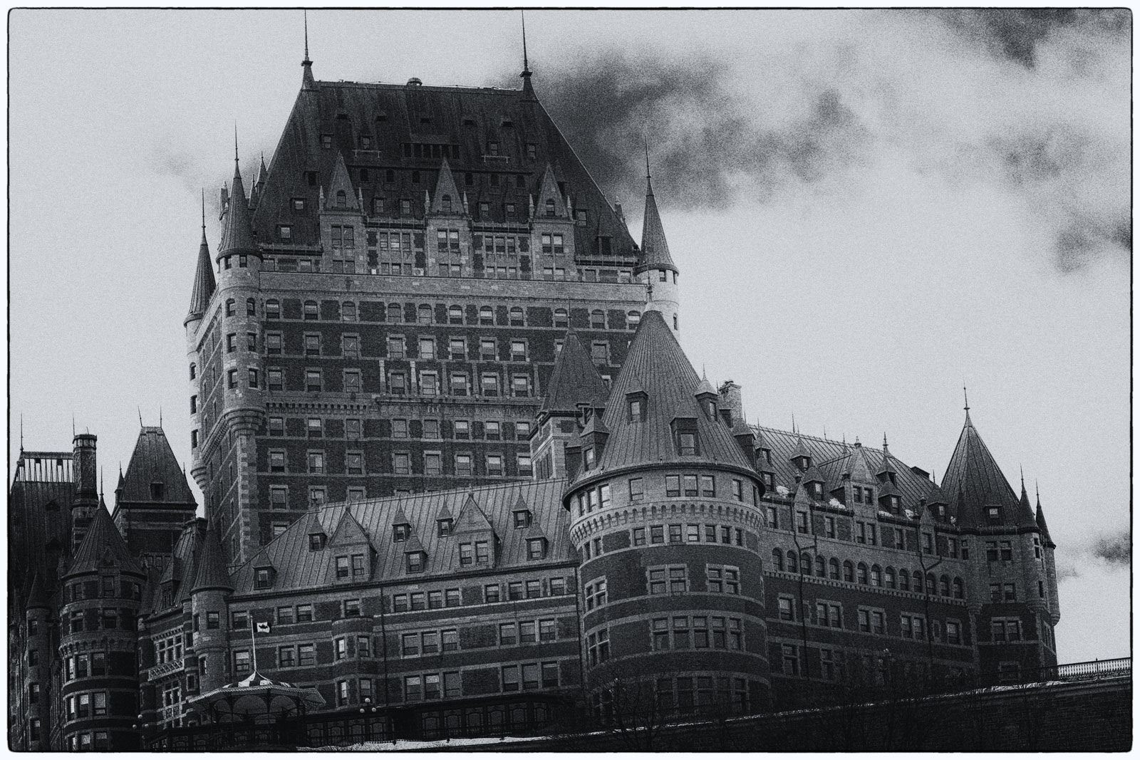 Nikon D7100 + AF Nikkor 70-210mm f/4-5.6 sample photo. Magic of château de frontenac in the clouds photography
