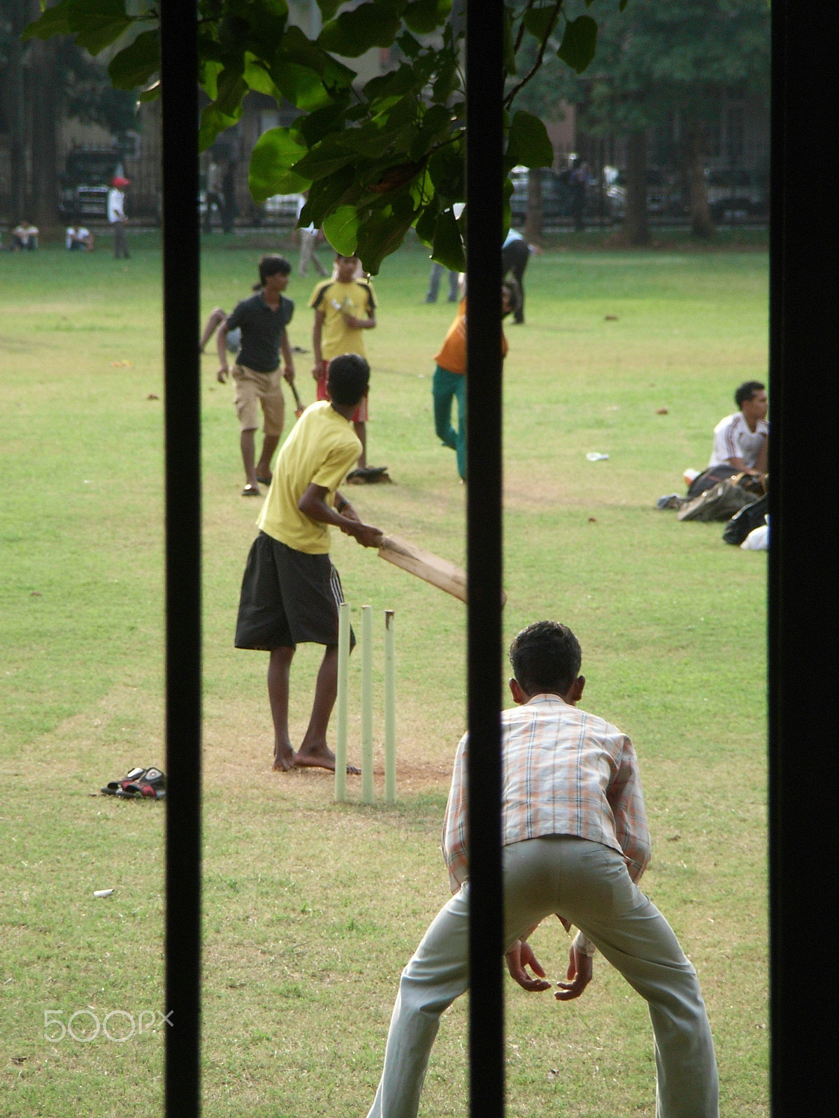 Ricoh Caplio R5 sample photo. Impromptu cricket game, kathmandu-style photography