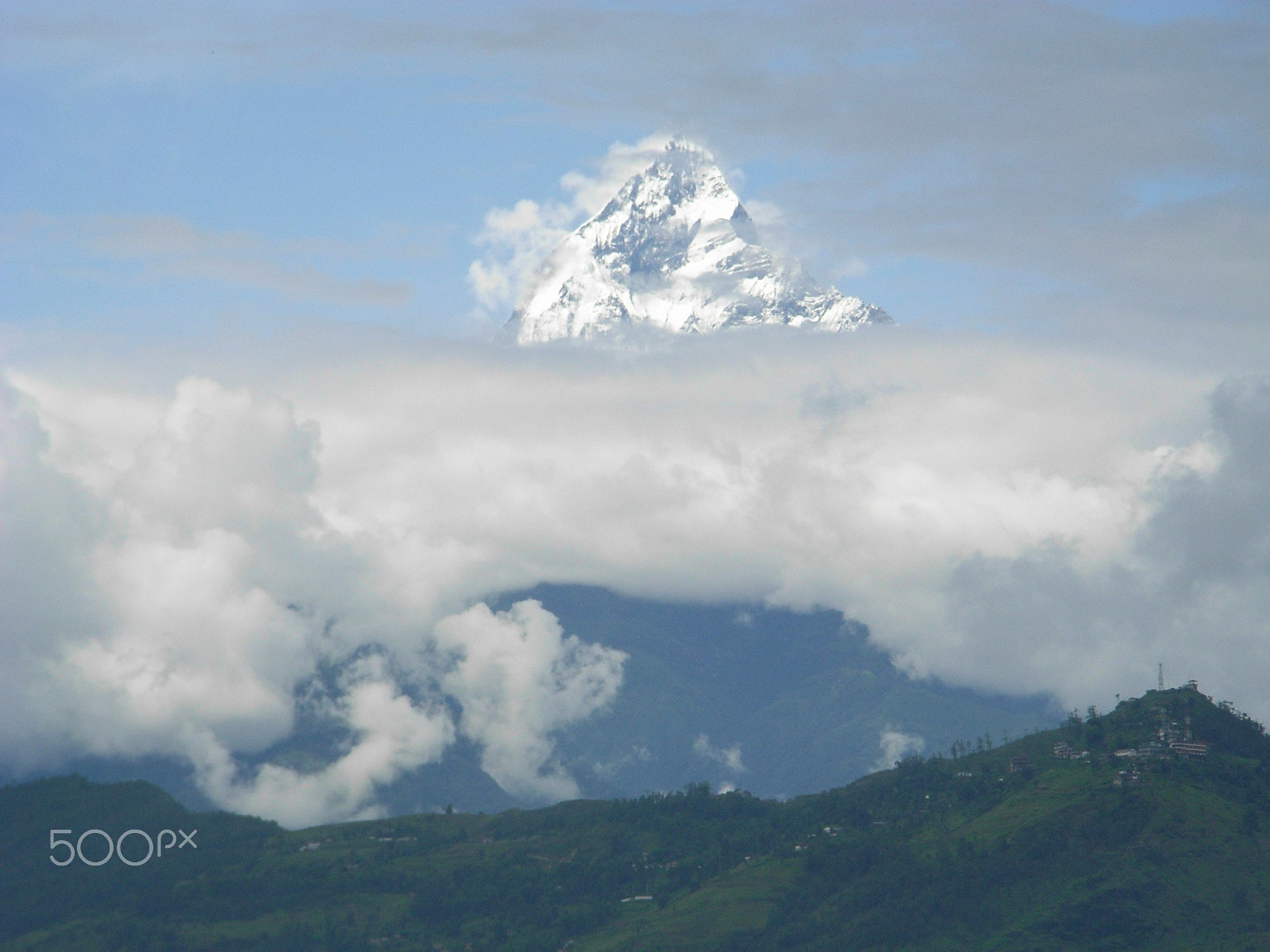 Ricoh Caplio R5 sample photo. Annapurna peaking out of the cloud photography