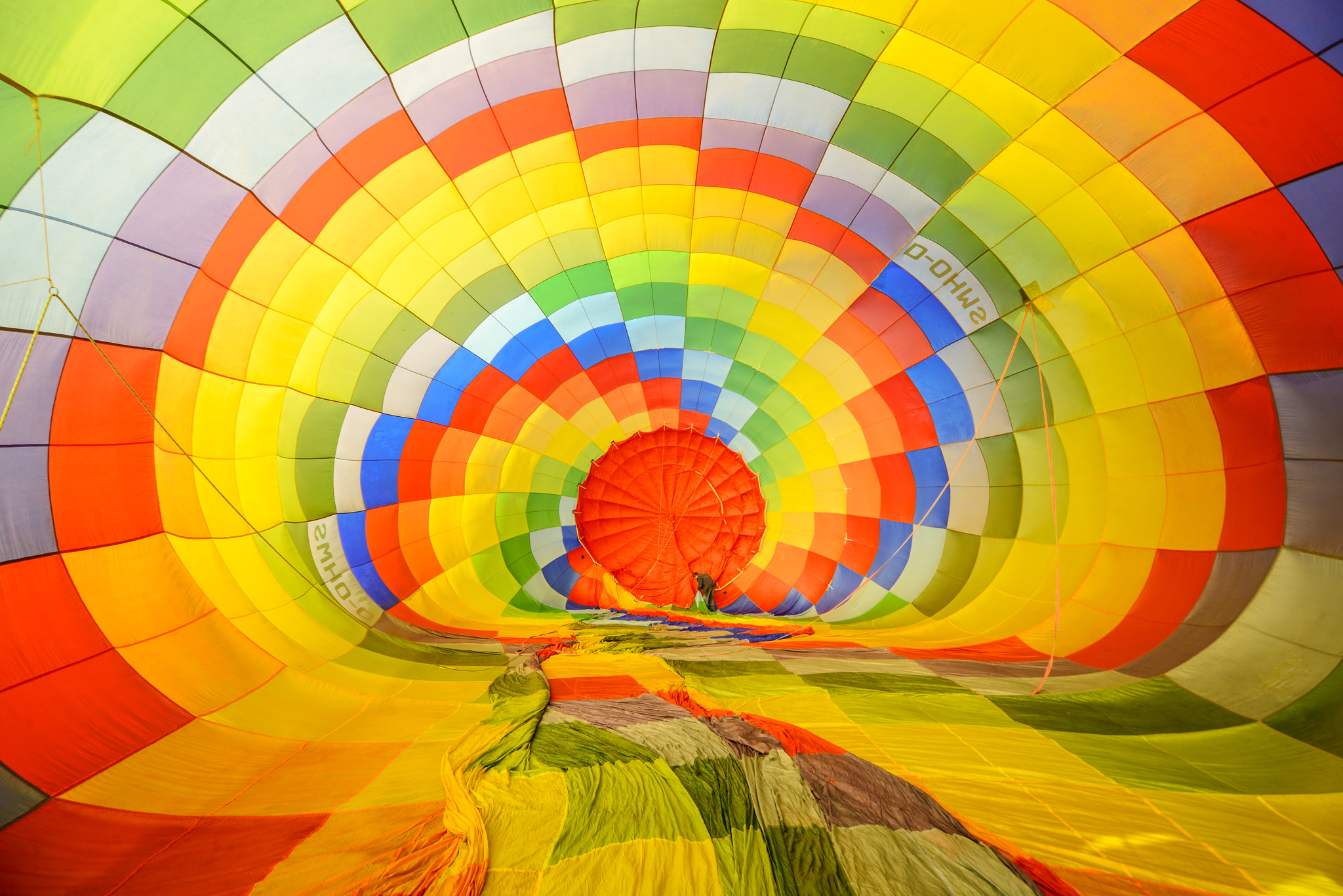 Sigma 12-24mm F4.5-5.6 EX DG Aspherical HSM sample photo. ~ inside the balloon ~ photography