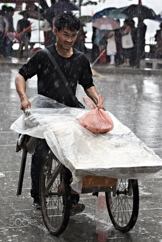 Canon EOS 500D (EOS Rebel T1i / EOS Kiss X3) + Canon EF 70-200mm F4L USM sample photo. 雨中小贩 photography