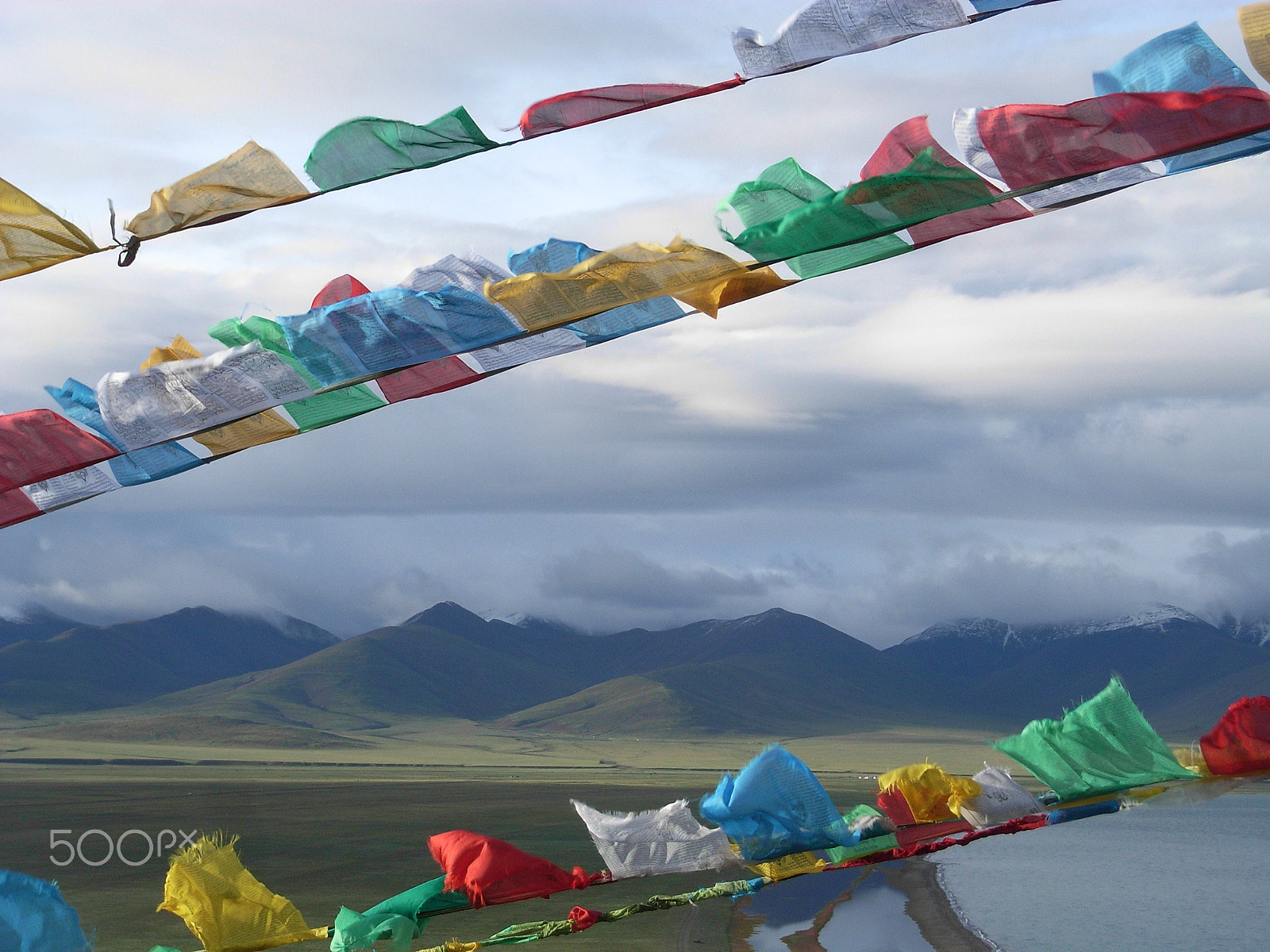 Ricoh Caplio R5 sample photo. Prayer flags and peaks photography