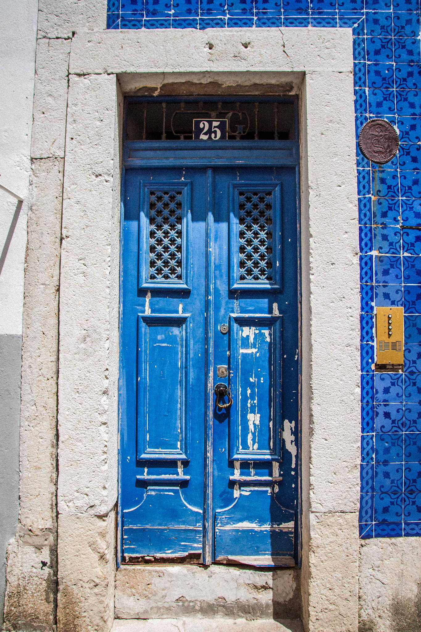 Sigma 17-70mm F2.8-4 DC Macro OS HSM sample photo. Portuguese doors photography