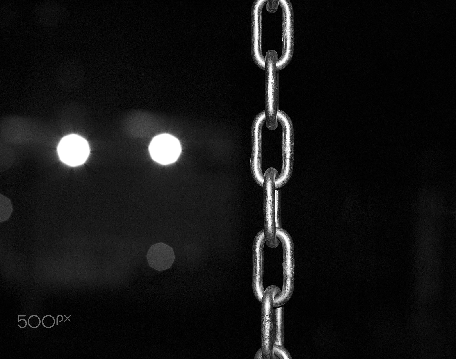 Canon EOS 760D (EOS Rebel T6s / EOS 8000D) + Canon EF 50mm F1.4 USM sample photo. Chain in the night photography