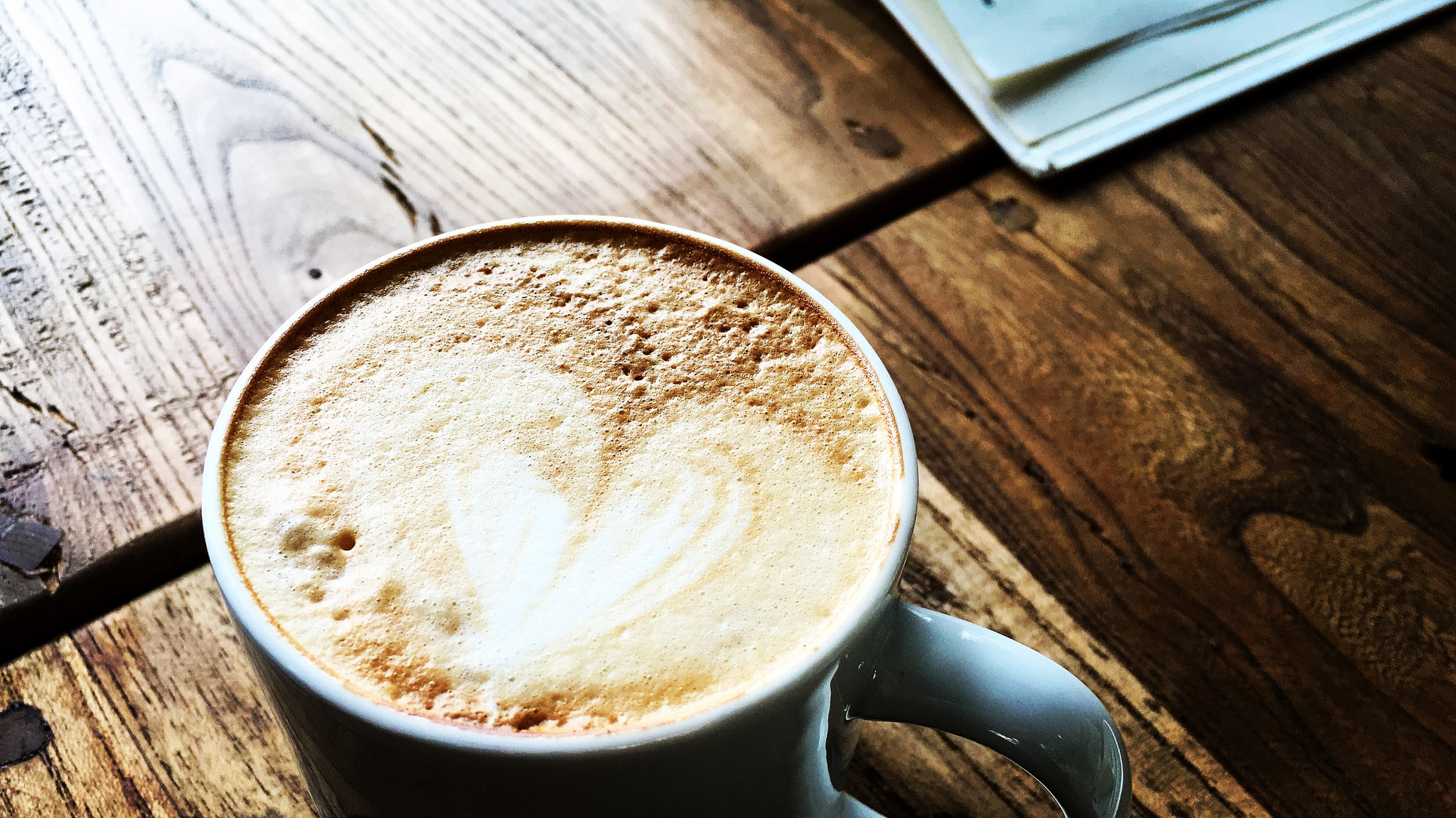 Apple iPhone8,1 sample photo. Coffee break with a book. 咖啡时间，有书相伴。 photography