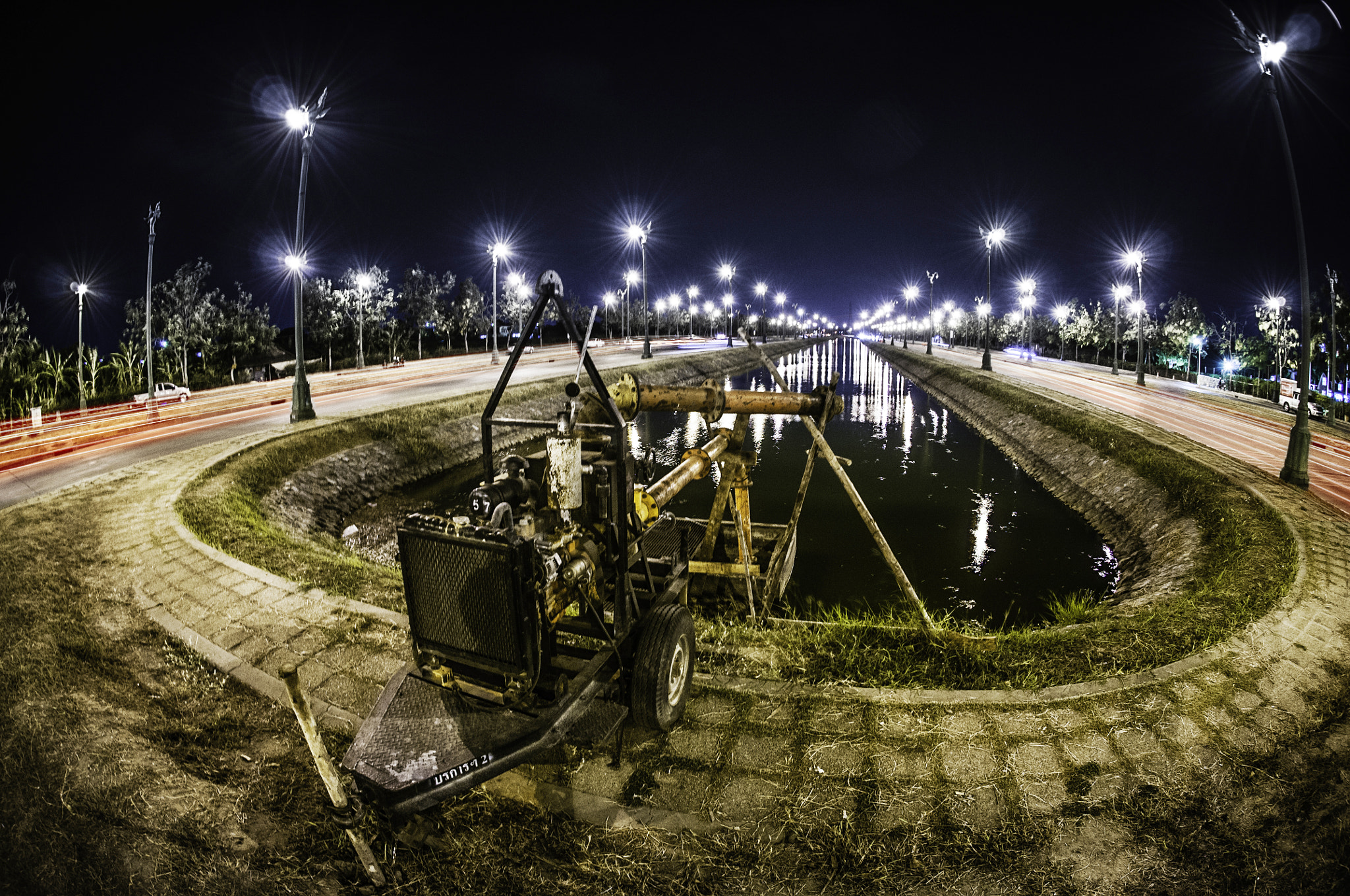 Nikon AF DX Fisheye-Nikkor 10.5mm F2.8G ED sample photo. Empty freeway at night photography