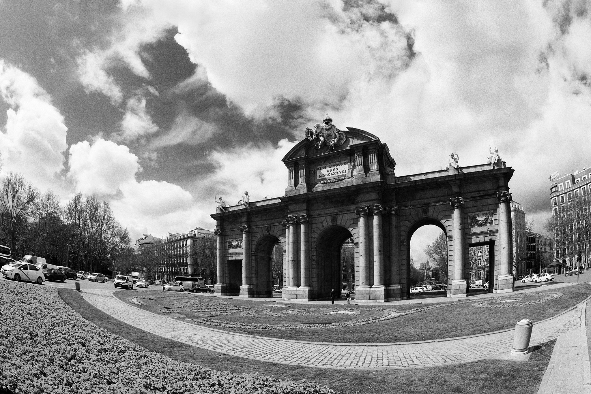 Nikon D800 + Nikon AF Fisheye-Nikkor 16mm F2.8D sample photo. Puerta de alcalá photography
