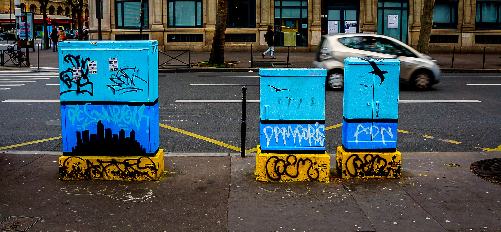 Sony Alpha NEX-6 + Sony E 18-200mm F3.5-6.3 OSS LE sample photo. Armoire de rue photography