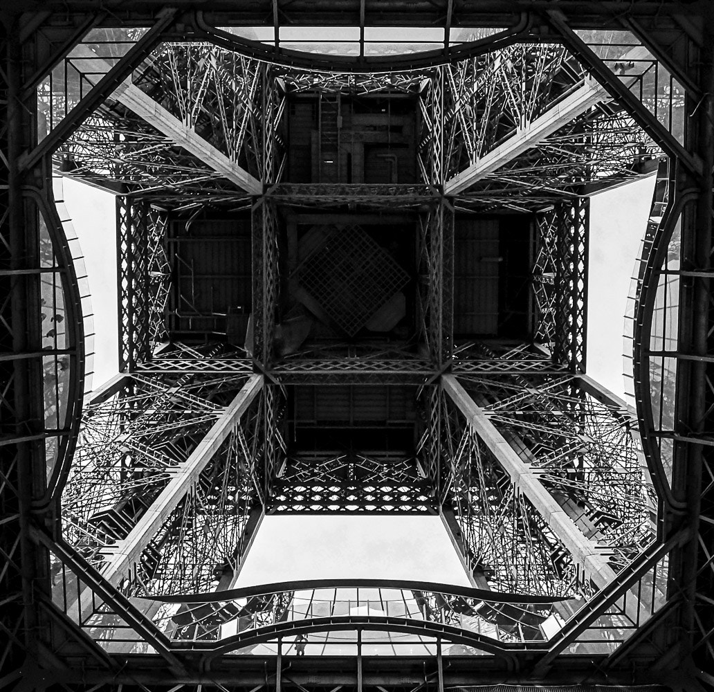 Sony E 18-200mm F3.5-6.3 OSS LE sample photo. Tour eifel vue du bas photography