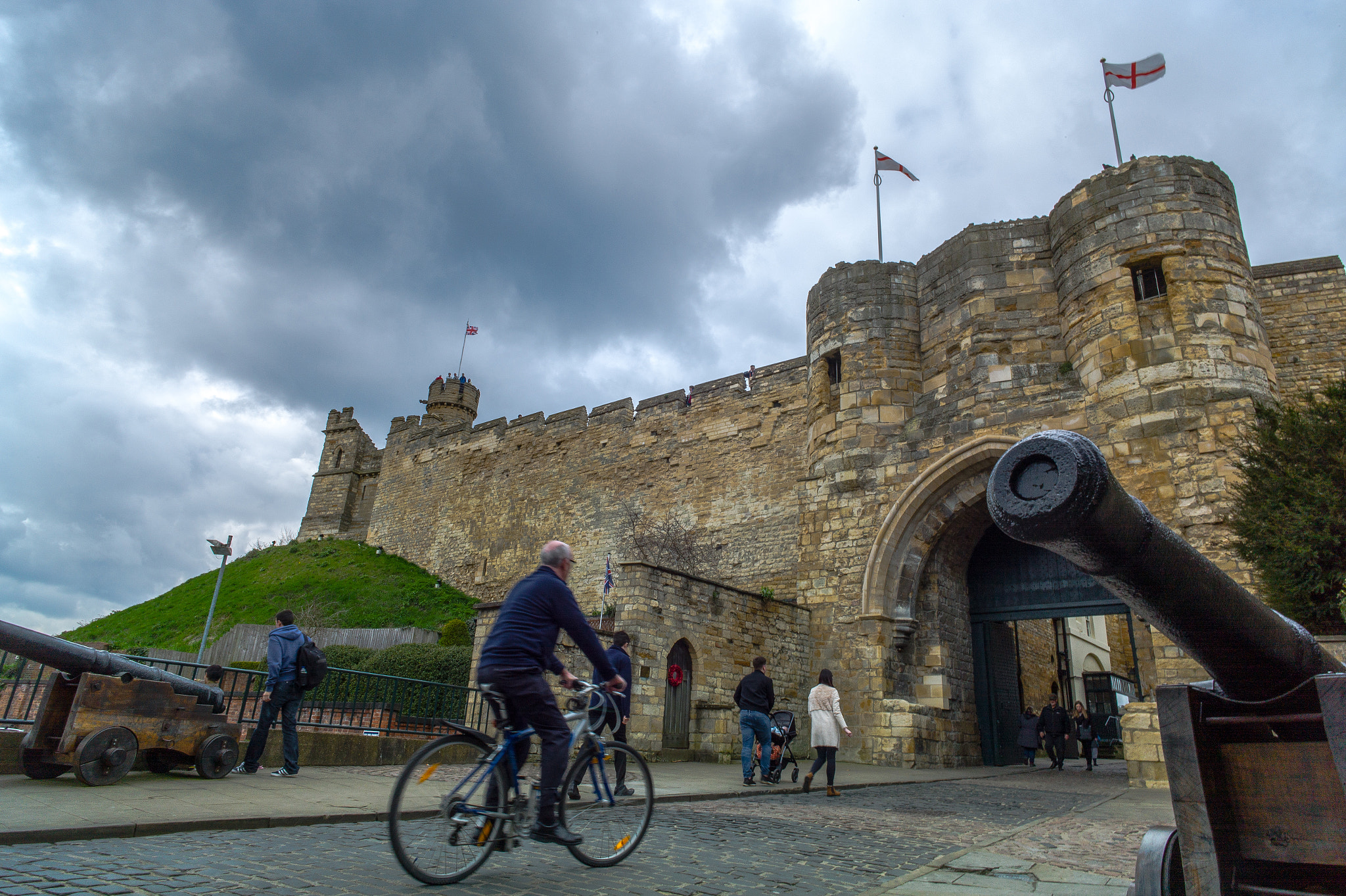 Elmarit-M 21mm f/2.8 sample photo. Lincoln castle, cannons, bicycle, gate, magna carta, lincolnshire,uk  .
jaimanuel freire photography