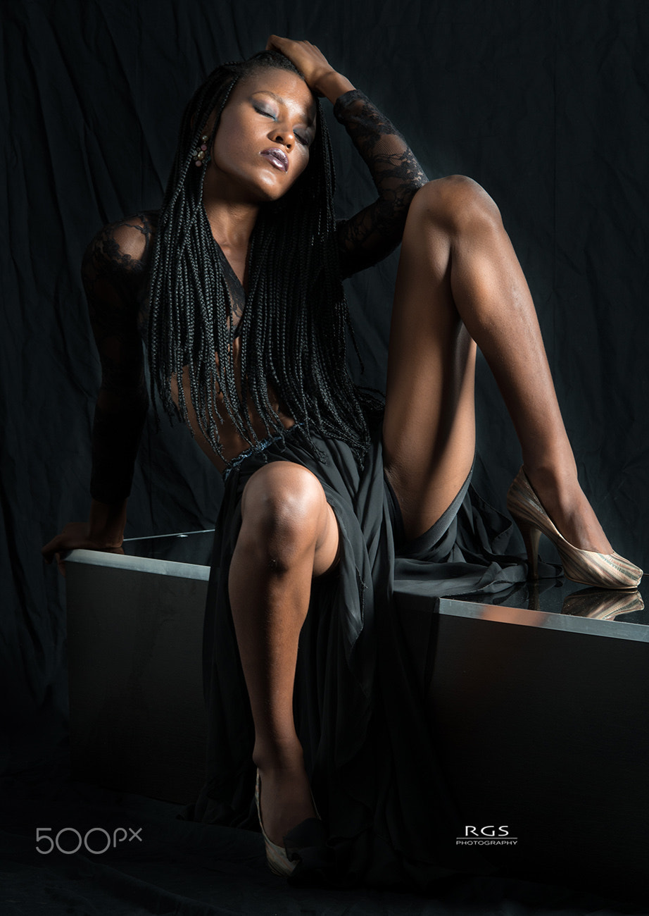 Sigma 50-150mm F2.8 EX APO DC HSM II sample photo. Black zone photography