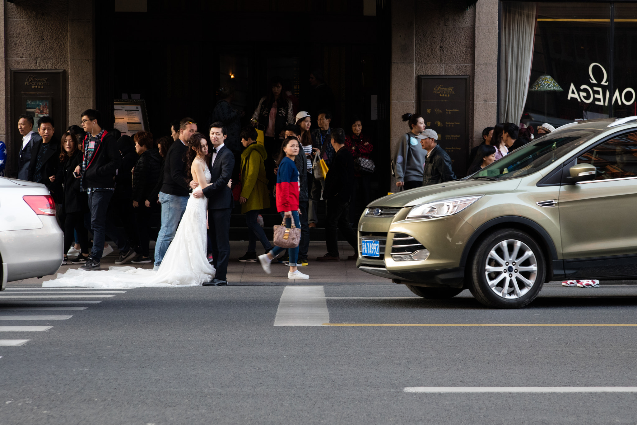 Canon EOS 5DS sample photo. Married couple during street photo session photography