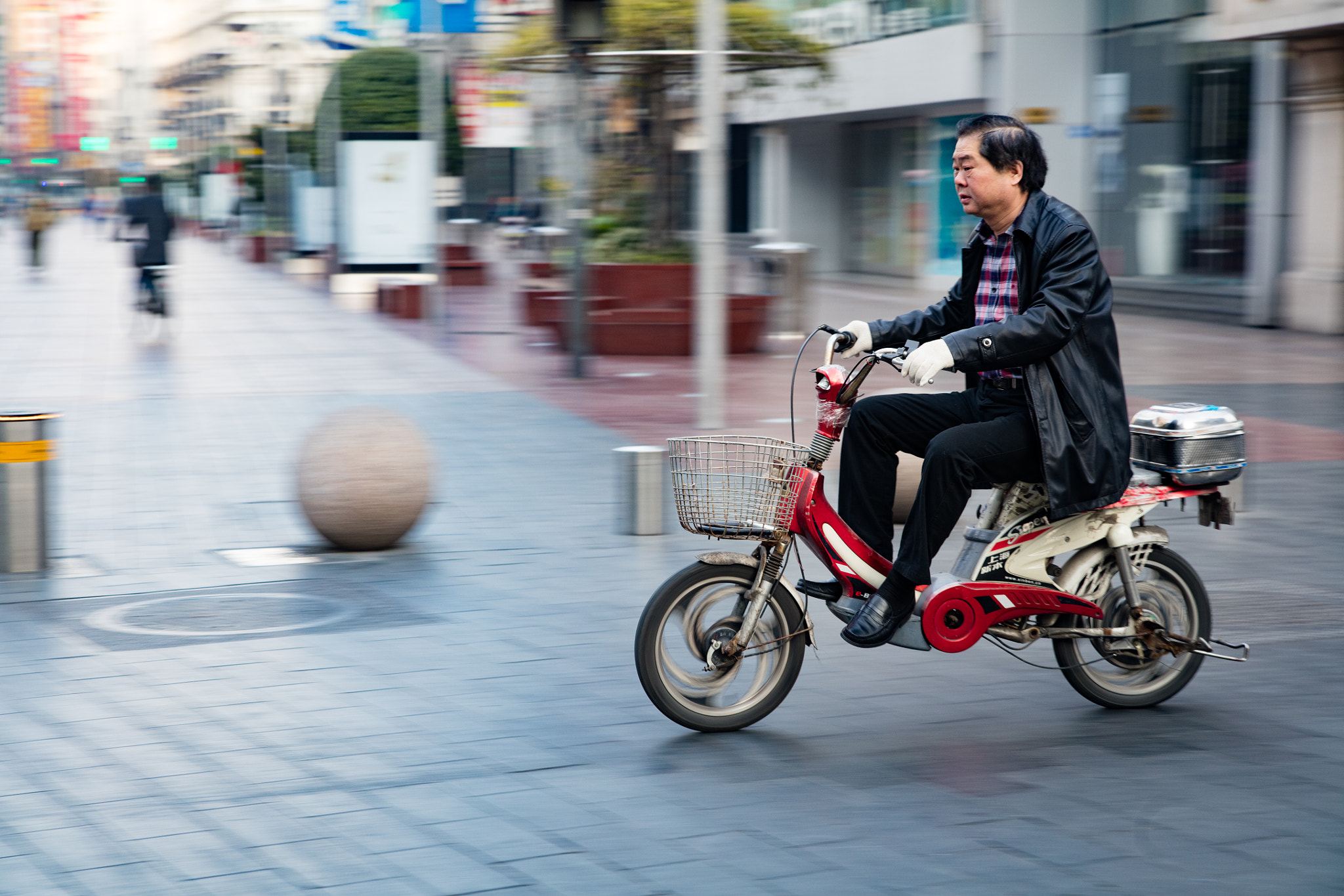 Canon EOS 5DS + Tamron AF 28-75mm F2.8 XR Di LD Aspherical (IF) sample photo. Chinese man riding scooter photography