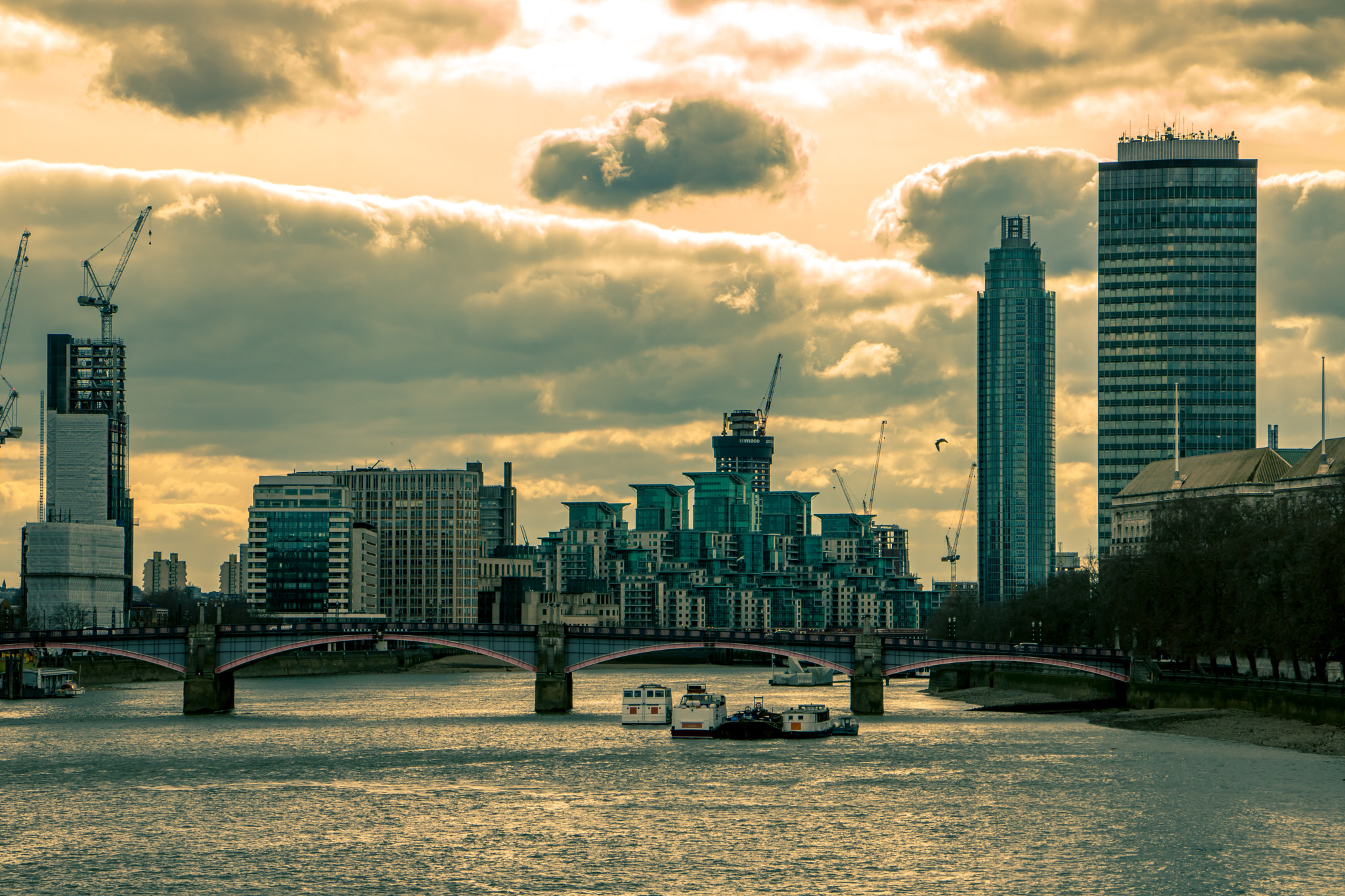 Canon EOS 760D (EOS Rebel T6s / EOS 8000D) sample photo. Sunset over thames river photography