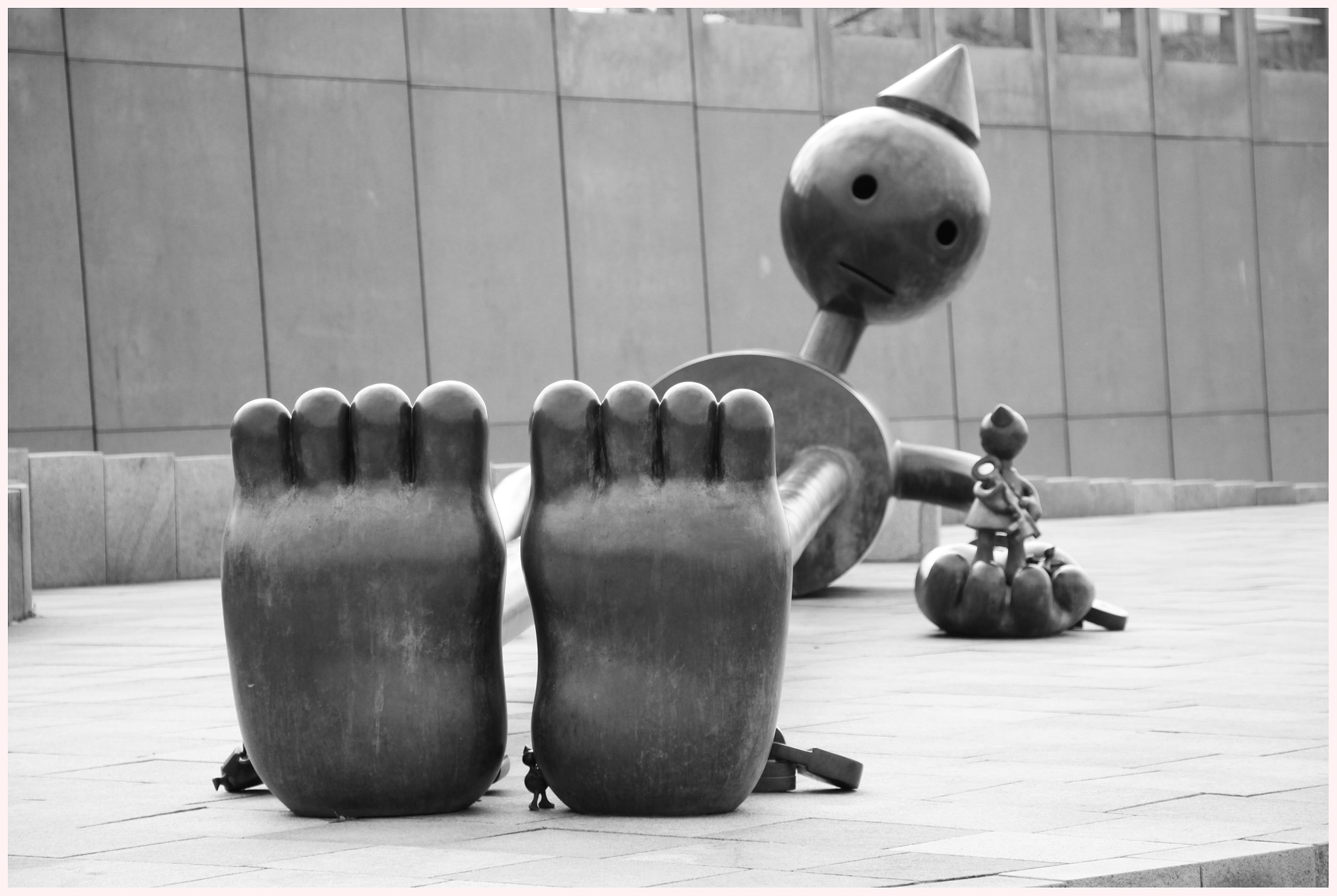 Canon EF-S 18-135mm F3.5-5.6 IS STM sample photo. Scheveningen  tom otterness. photography