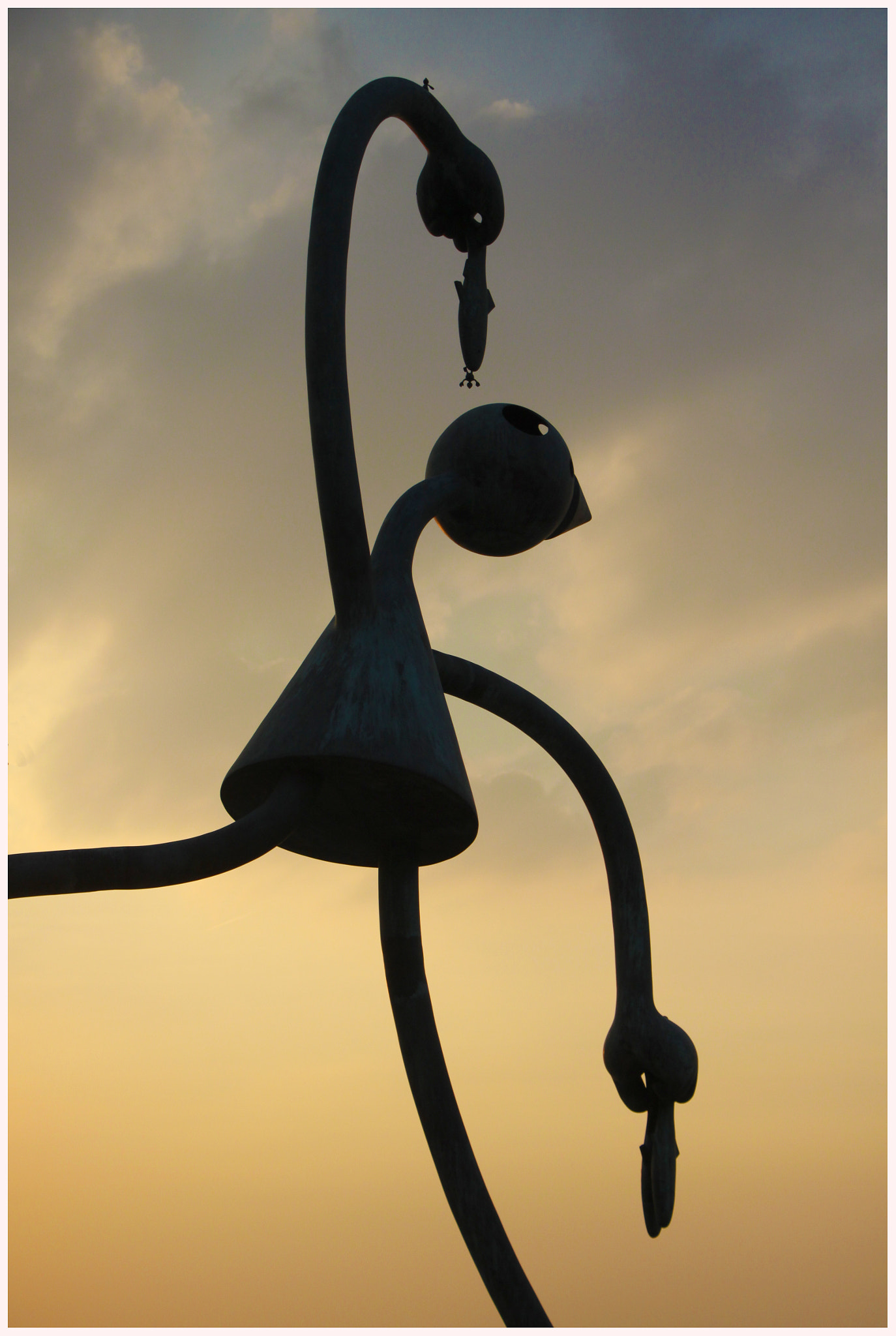 Canon EF-S 18-135mm F3.5-5.6 IS STM sample photo. Scheveningen  tom otterness. photography