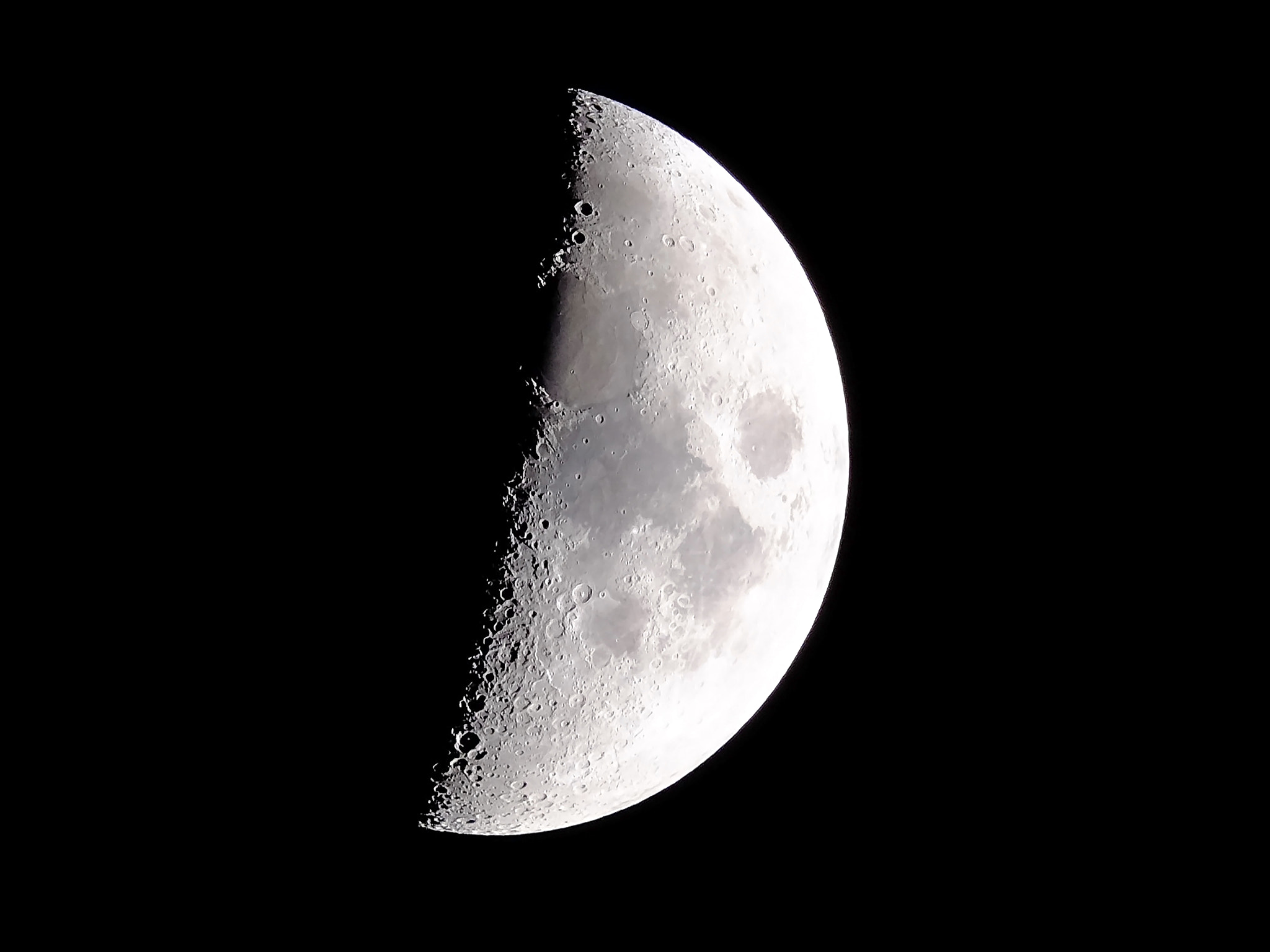 XF100-400mmF4.5-5.6 R LM OIS WR + 1.4x sample photo. Half moon photography