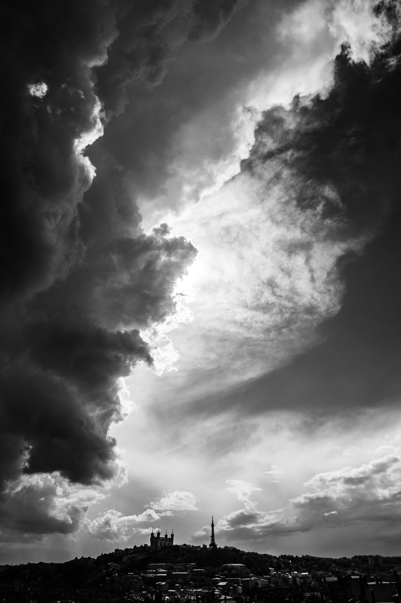 Samyang 14mm F2.8 ED AS IF UMC sample photo. Lyon tempête photography