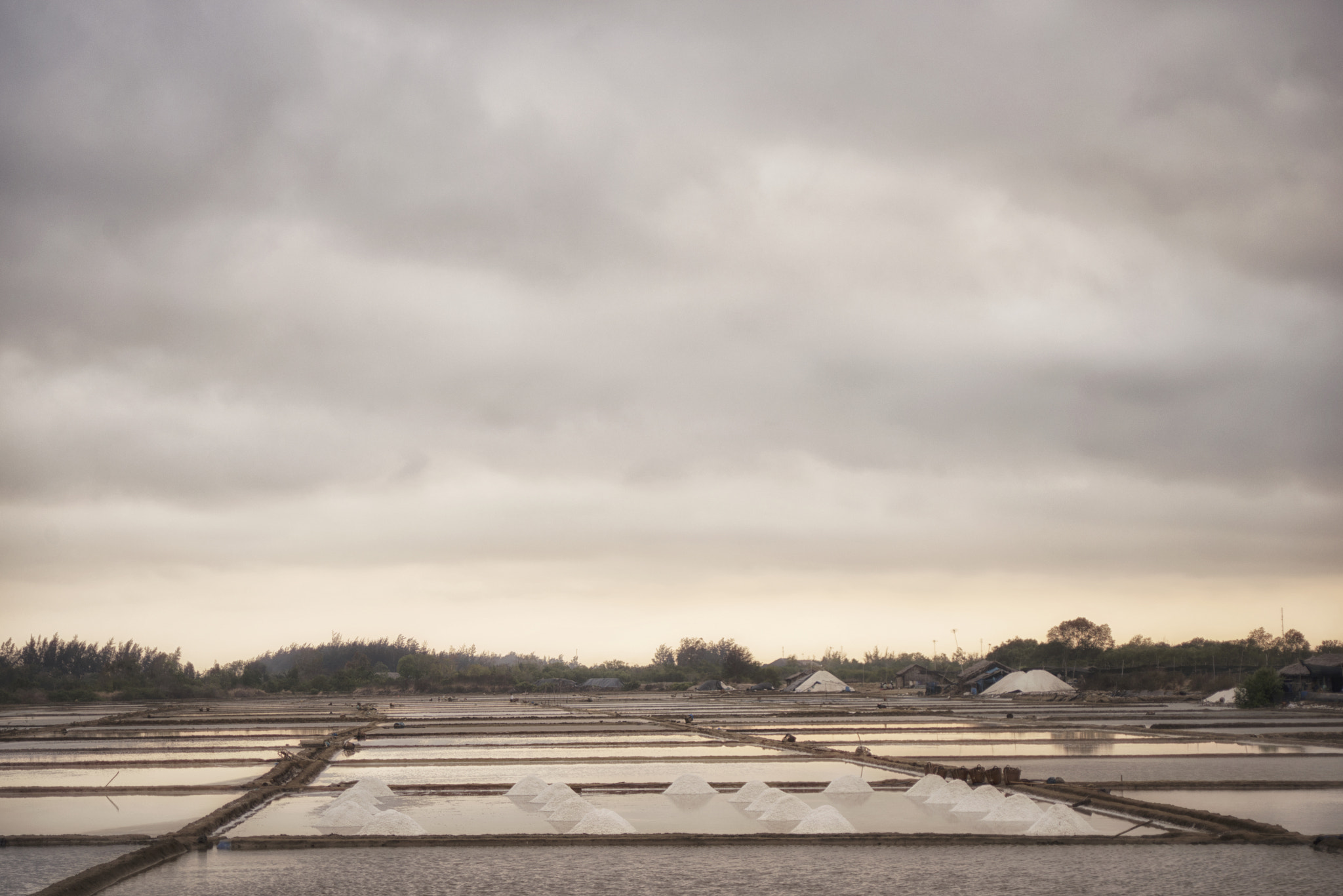 Nikon D610 + AF Zoom-Nikkor 28-70mm f/3.5-4.5D sample photo. Salt field sunset photography