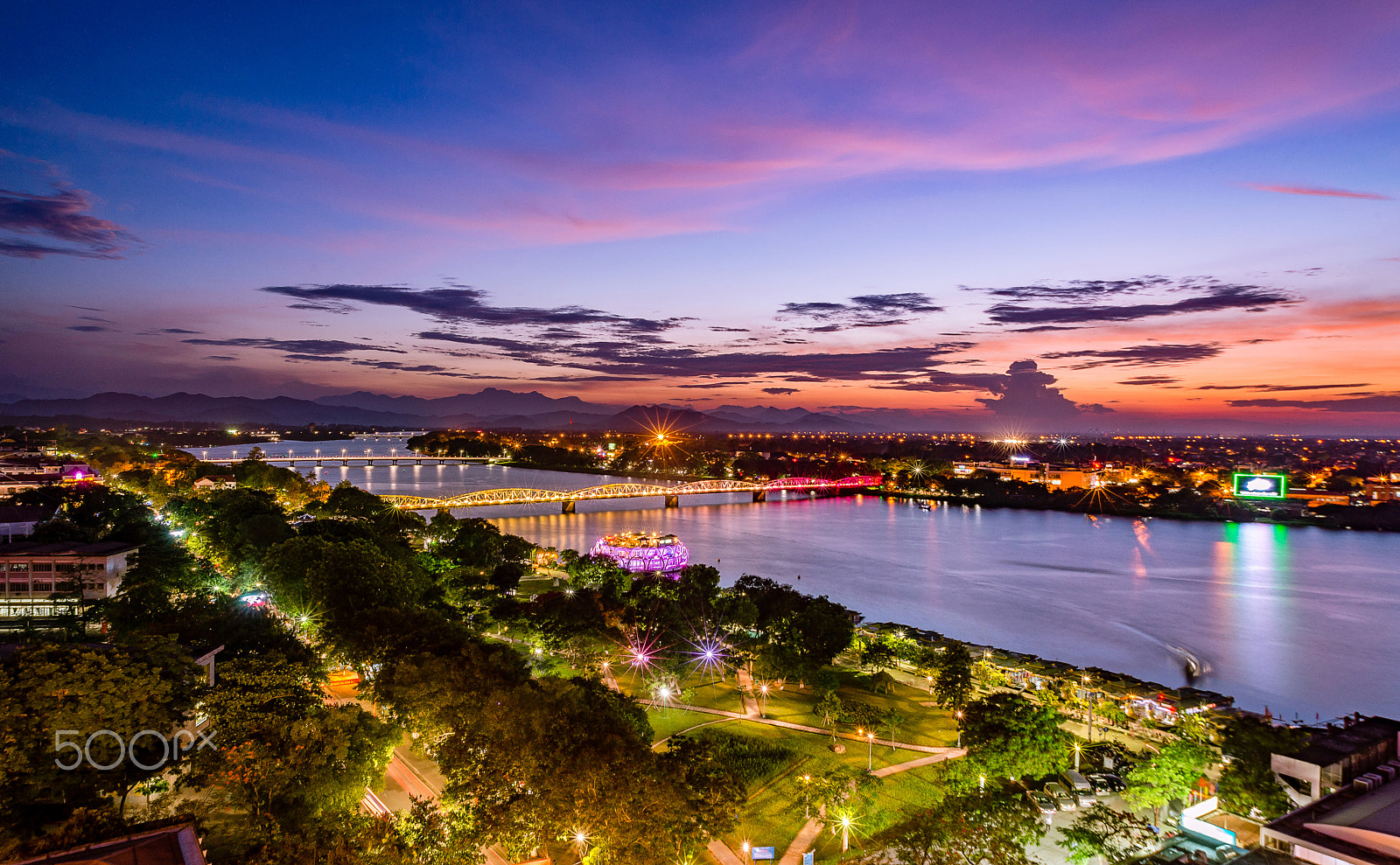 Nikon D600 + AF Zoom-Nikkor 24-120mm f/3.5-5.6D IF sample photo. Sunset in perfume river photography