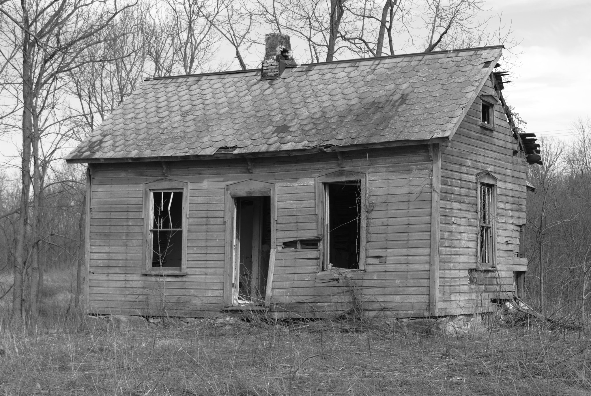 AF Zoom-Nikkor 35-70mm f/3.3-4.5 sample photo. This old house - b&w photography