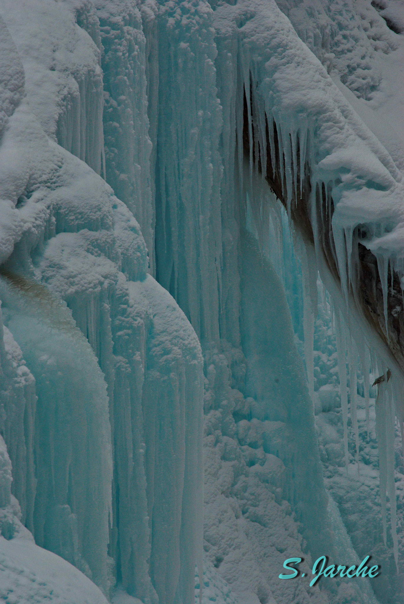 Pentax K200D + Pentax smc DA* 300mm F4.0 ED (IF) SDM sample photo. Looks cold photography