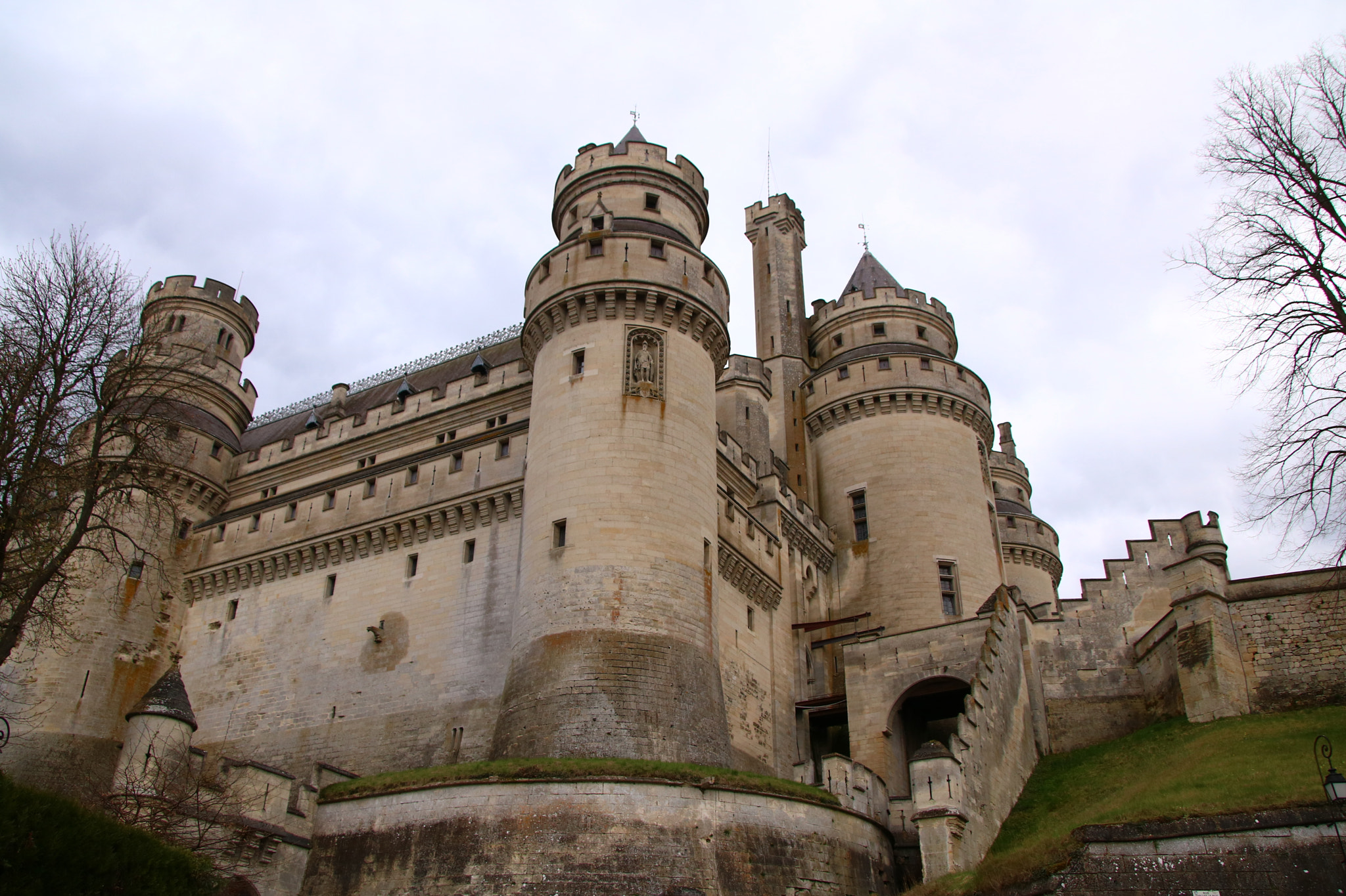 Canon EOS 760D (EOS Rebel T6s / EOS 8000D) + Canon TS-E 90mm F2.8 Tilt-Shift sample photo. Château fort de pierrefonds photography