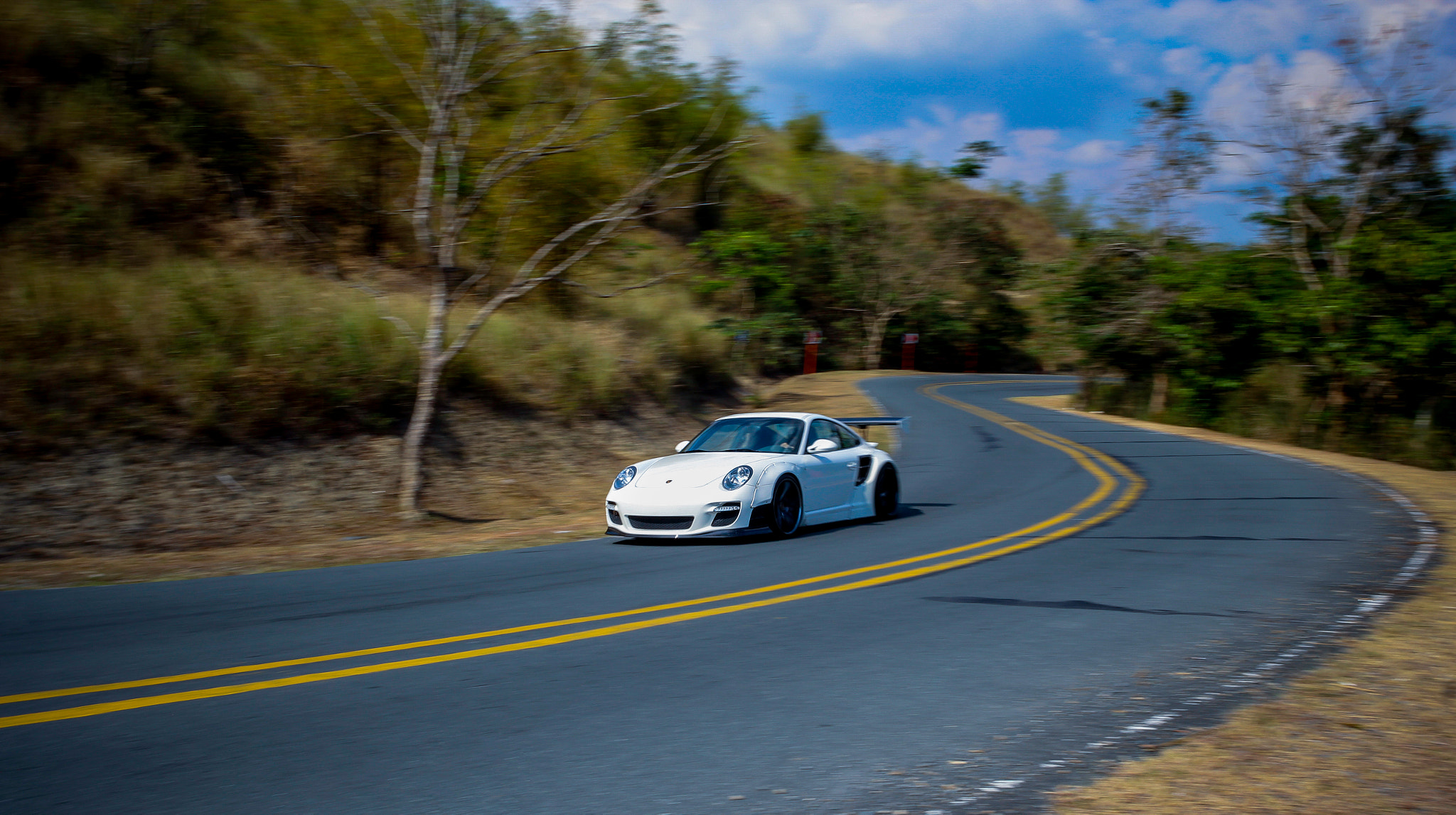 Canon EOS 600D (Rebel EOS T3i / EOS Kiss X5) + Canon EF 20mm F2.8 USM sample photo. Winding road photography