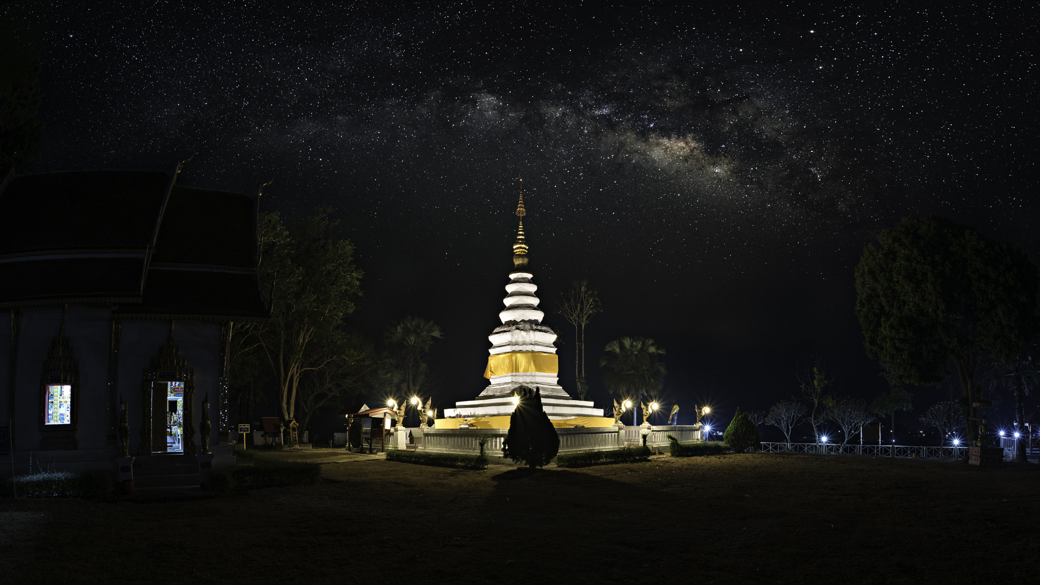 Nikon D800 + Nikon AF Fisheye-Nikkor 16mm F2.8D sample photo. Wat phra that chom prik(temple) with milky way. photography