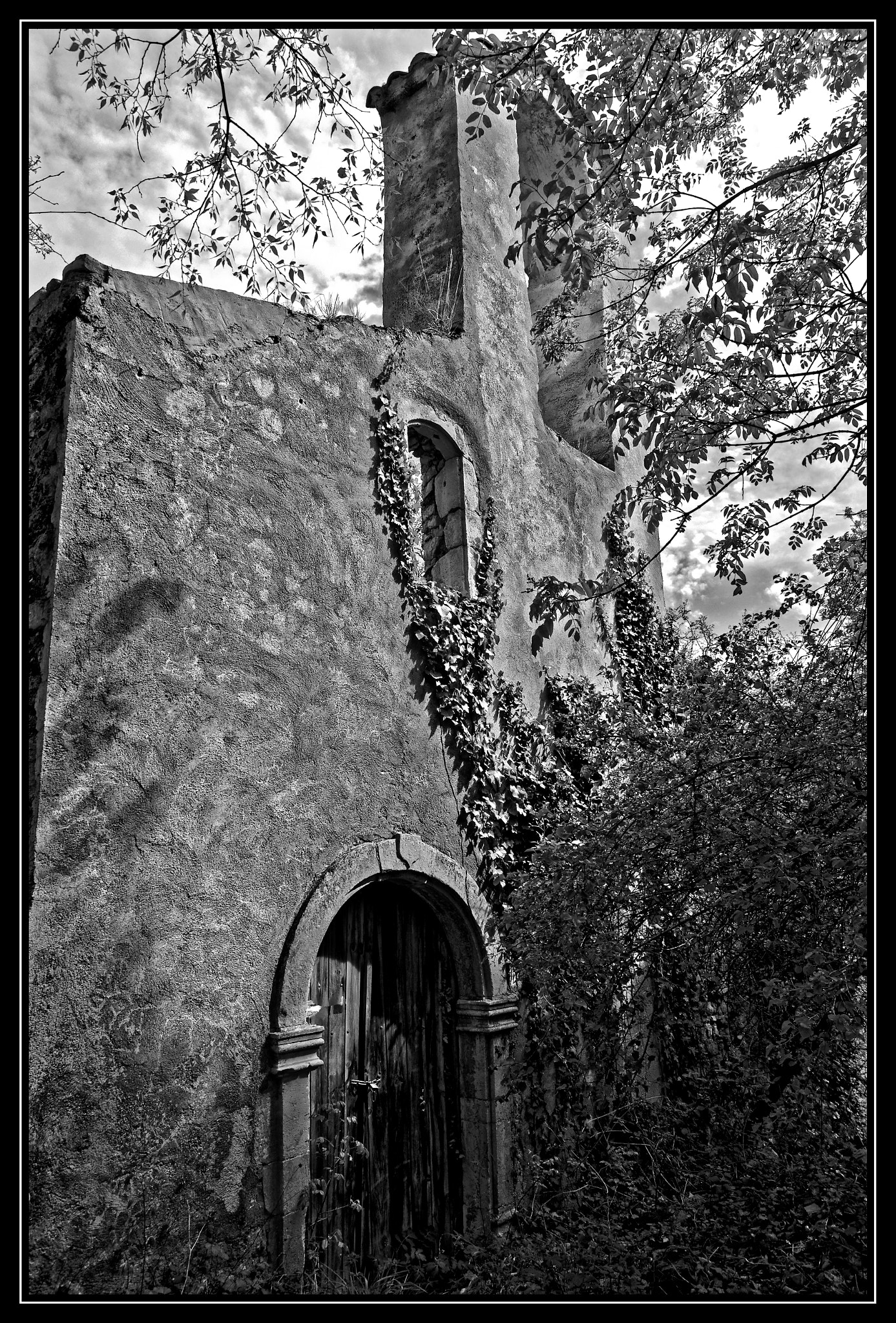 Pentax K-5 II sample photo. Ruine engloutie par la nature photography