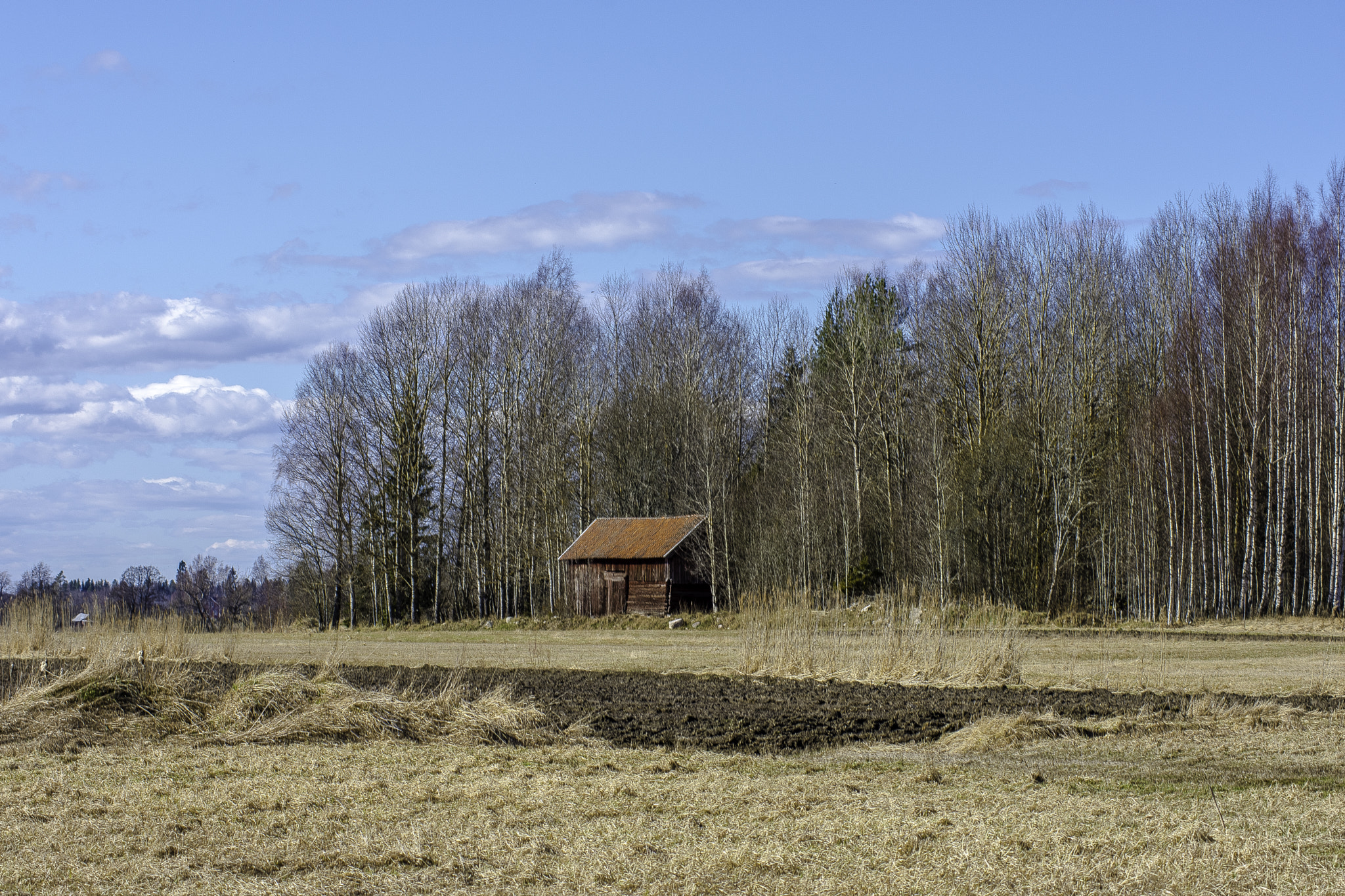 Nikon D7200 + AF Zoom-Nikkor 75-300mm f/4.5-5.6 sample photo. Old barn and fead in hdr photography