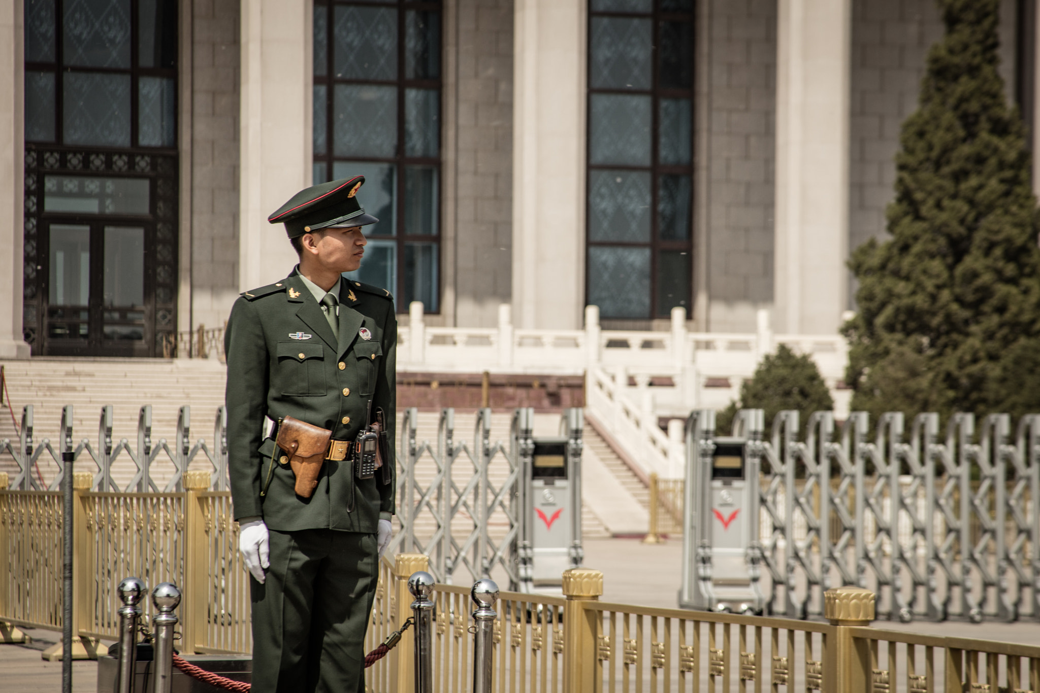 Canon EOS 5DS + Canon EF 28-135mm F3.5-5.6 IS USM sample photo. Chinese soldier watching over mao zedong mausoleum photography