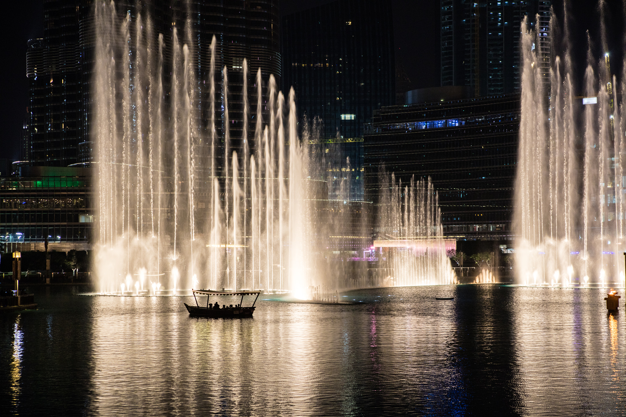 Canon EOS 5DS sample photo. Boat with burj khalifa fountain photography
