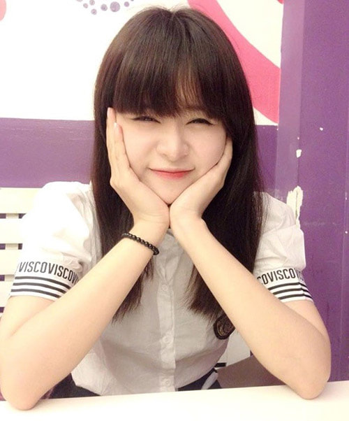 ban gai xinh xan cua cau thu uvn gay sot