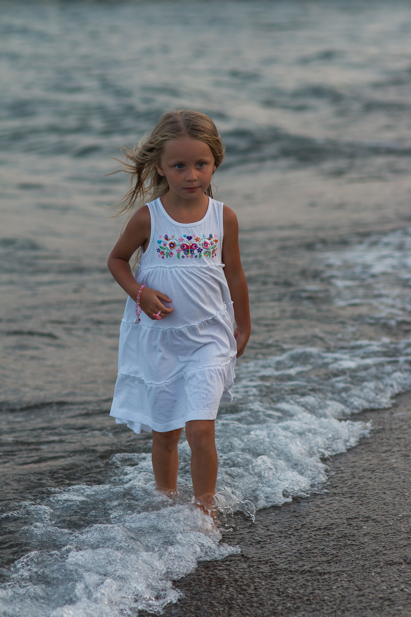 Sigma 85mm F1.4 EX DG HSM sample photo. Girl walking on the sea photography