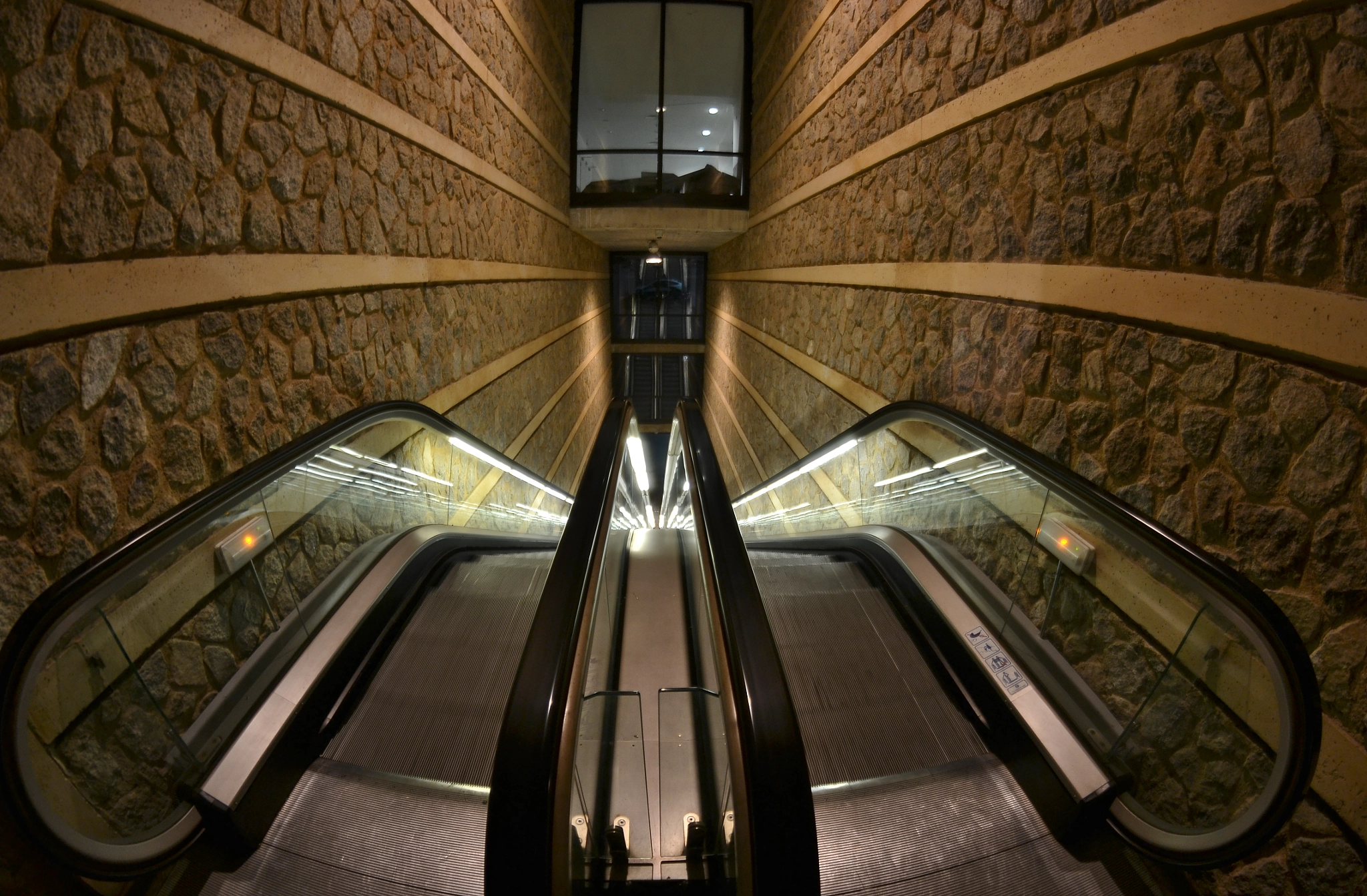 Nikon D3100 + Samyang 8mm F3.5 Aspherical IF MC Fisheye sample photo. Escaleras mecÁnicas photography