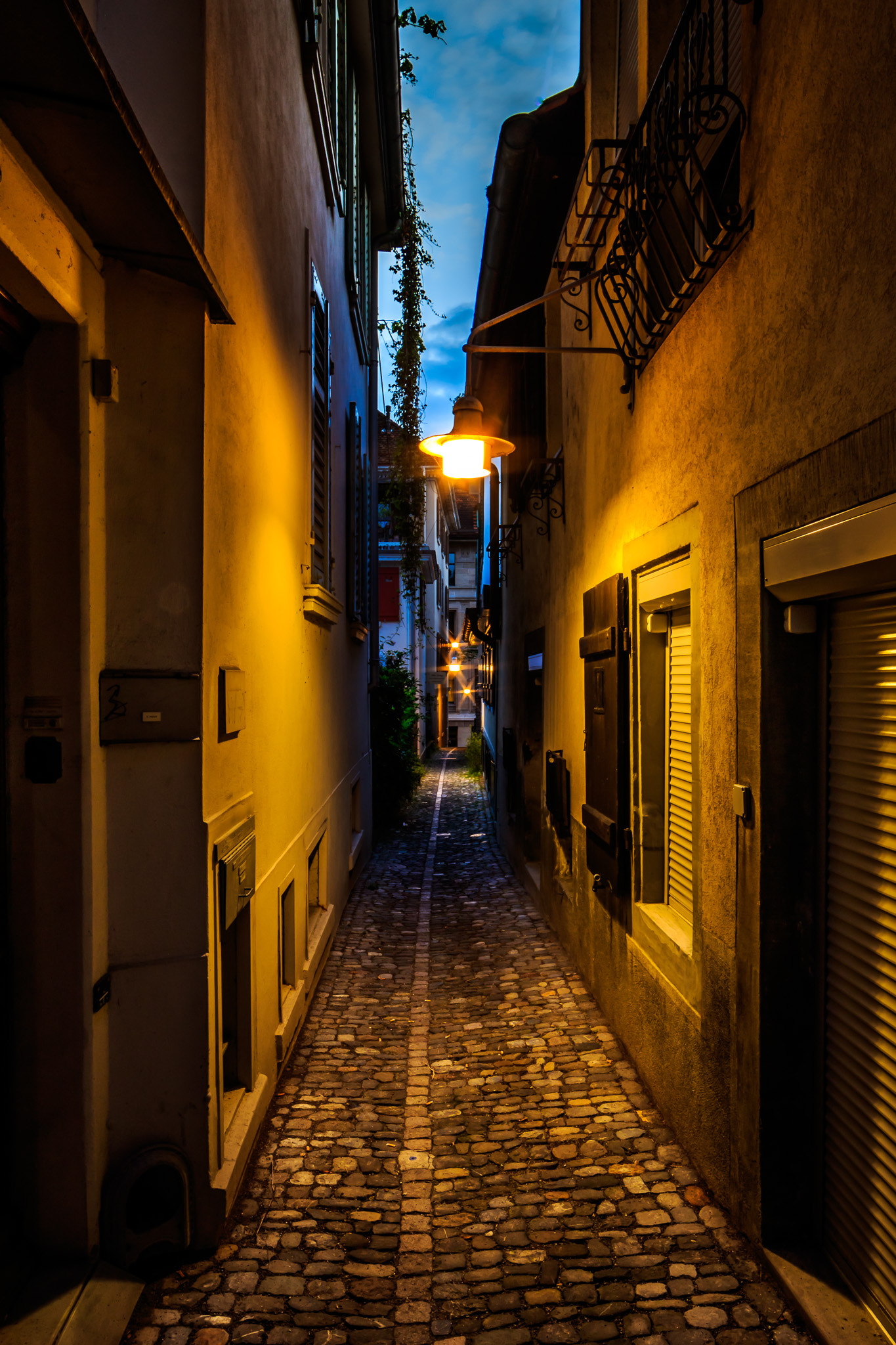 Canon EF 14mm F2.8L II USM sample photo. N a r r o w : a l l e y photography