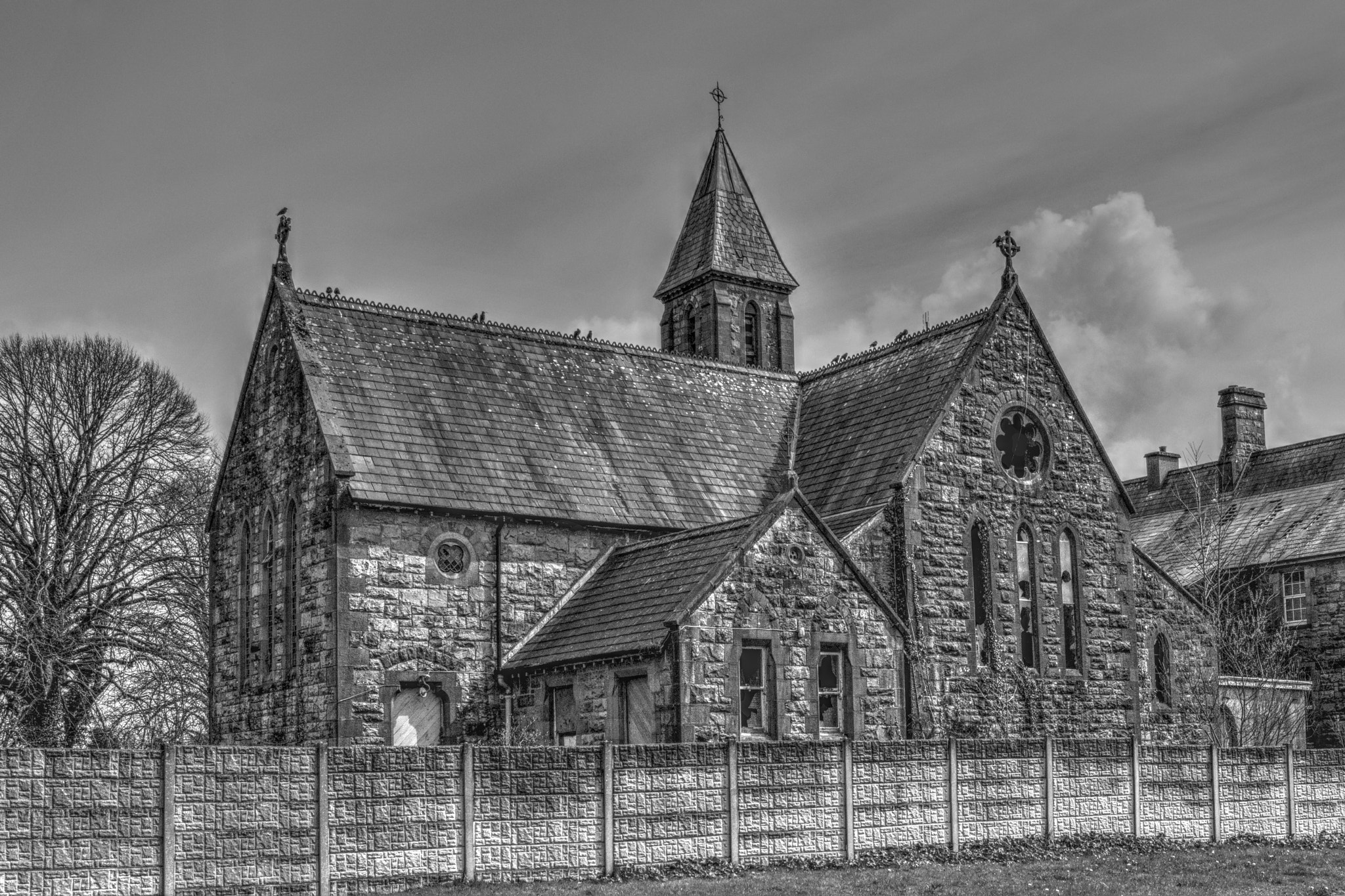 Nikon D3200 + 18.00 - 55.00 mm f/3.5 - 5.6 sample photo. Old church - monochrome photography