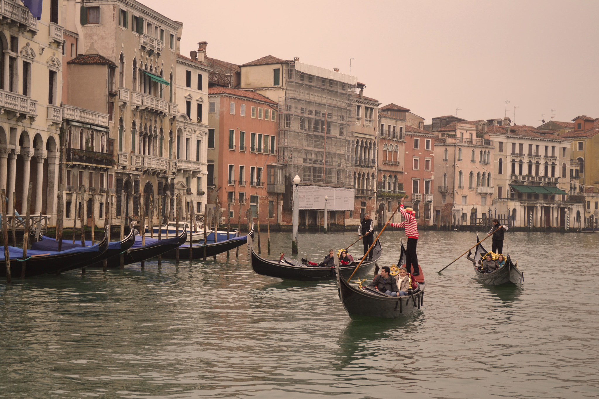 AF Zoom-Nikkor 24-50mm f/3.3-4.5 sample photo. The gondoliers photography