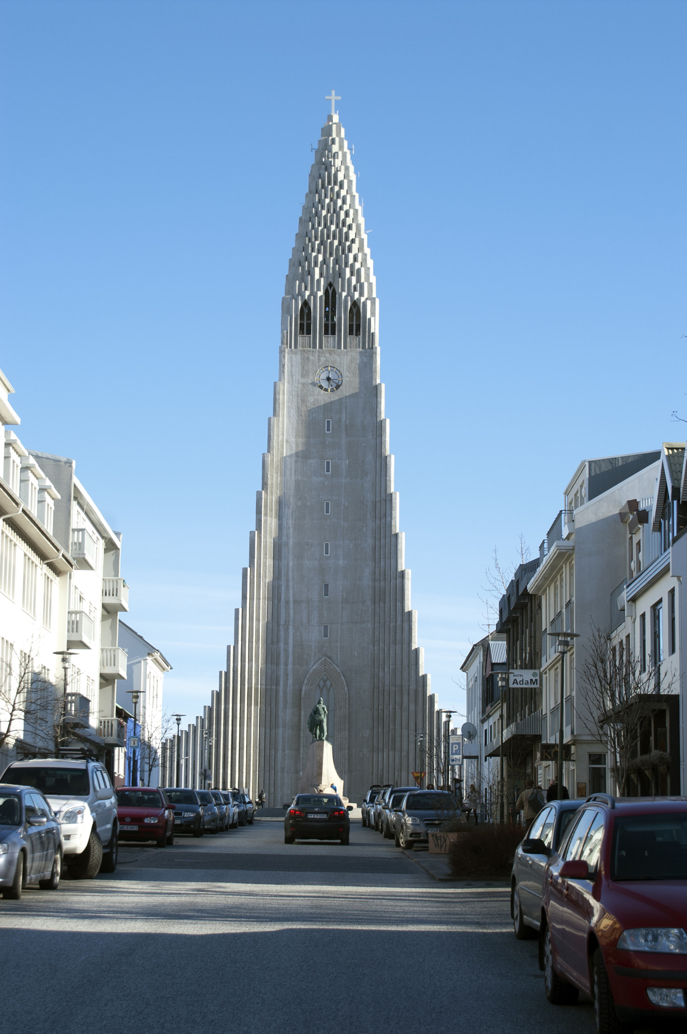 KONICA MINOLTA MAXXUM 5D sample photo. Hallgrímskirkja & leifur heppni photography