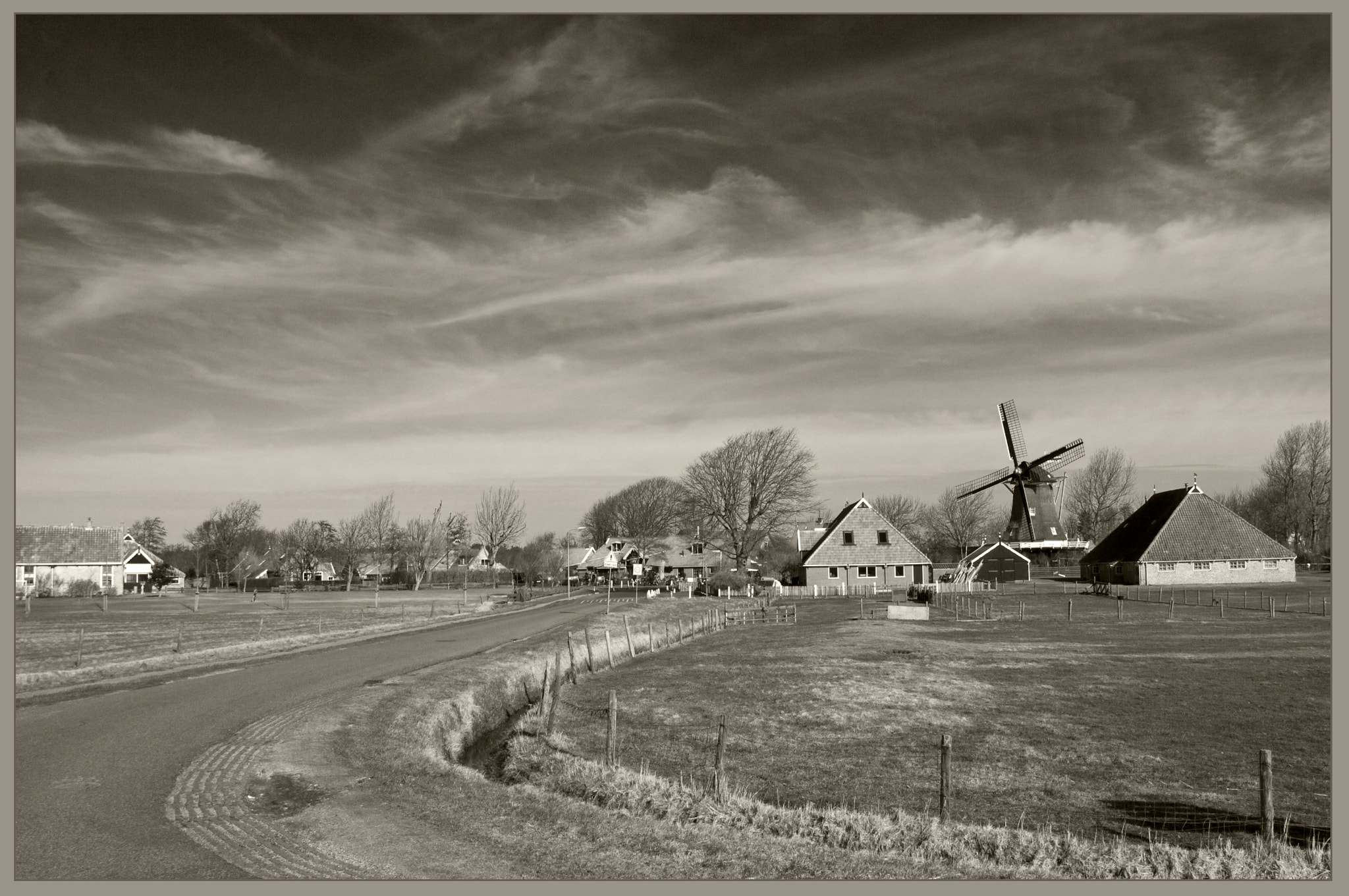 Canon EOS 1000D (EOS Digital Rebel XS / EOS Kiss F) + Canon EF 17-40mm F4L USM sample photo. Dutch sky photography