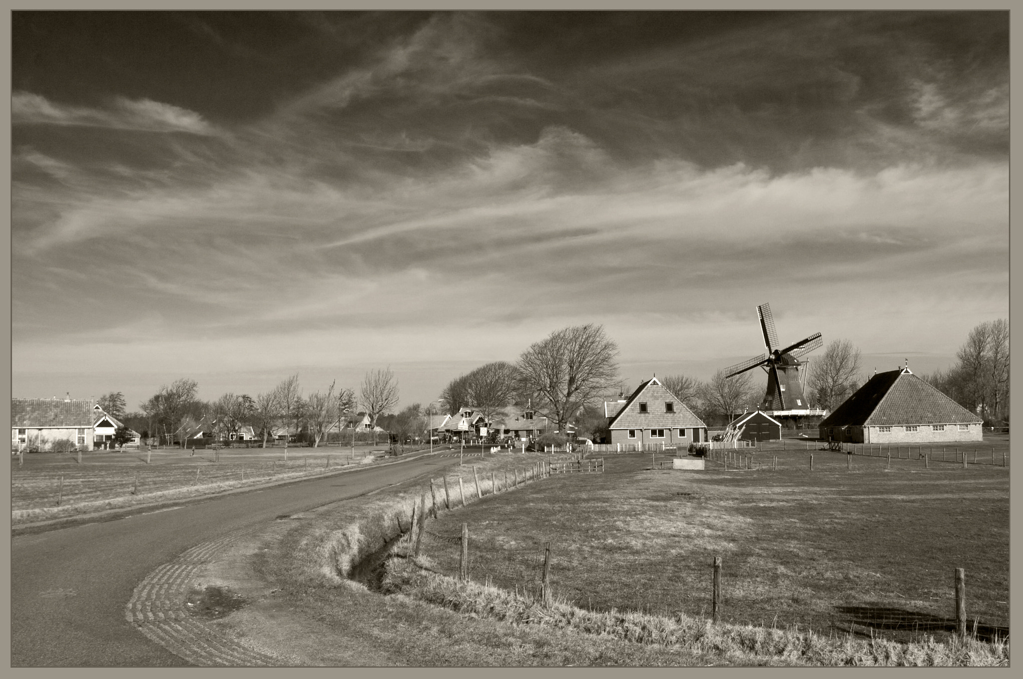 Canon EOS 1000D (EOS Digital Rebel XS / EOS Kiss F) + Canon EF 17-40mm F4L USM sample photo. Dutch sky photography