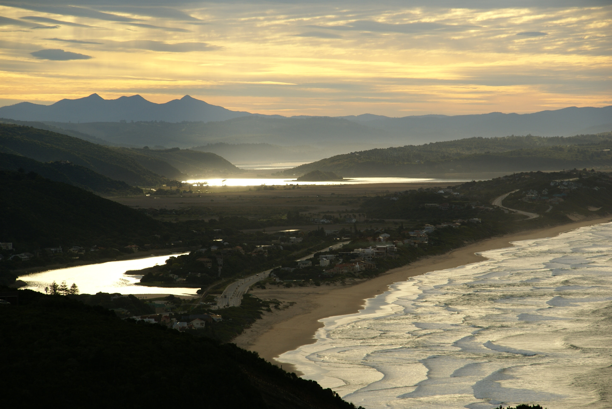 Sony Alpha DSLR-A100 + Sigma 18-200mm F3.5-6.3 DC sample photo. City of wilderness in the early morning photography