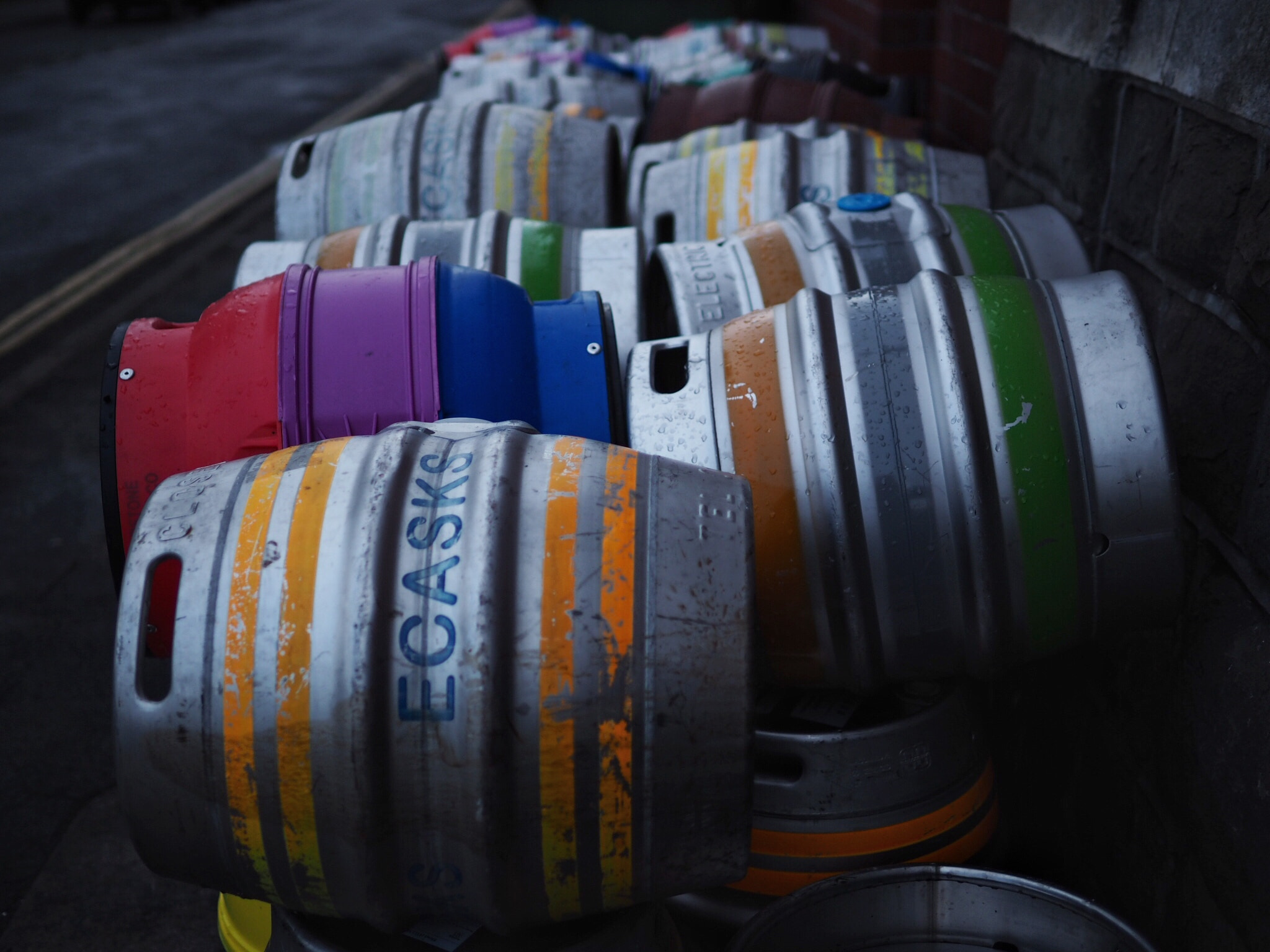 Olympus OM-D E-M10 + Panasonic Leica DG Summilux 25mm F1.4 II ASPH sample photo. Beer barrels photography