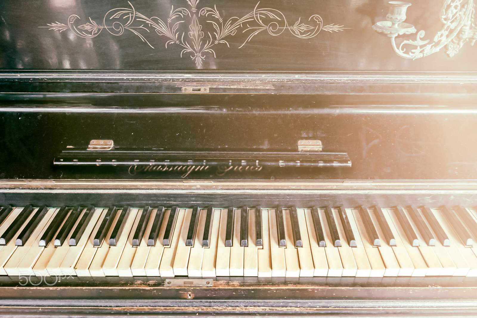 Nikon D610 + Nikon AF-S DX Nikkor 10-24mm F3-5-4.5G ED sample photo. Antique black vintage piano with dust and scratches photography