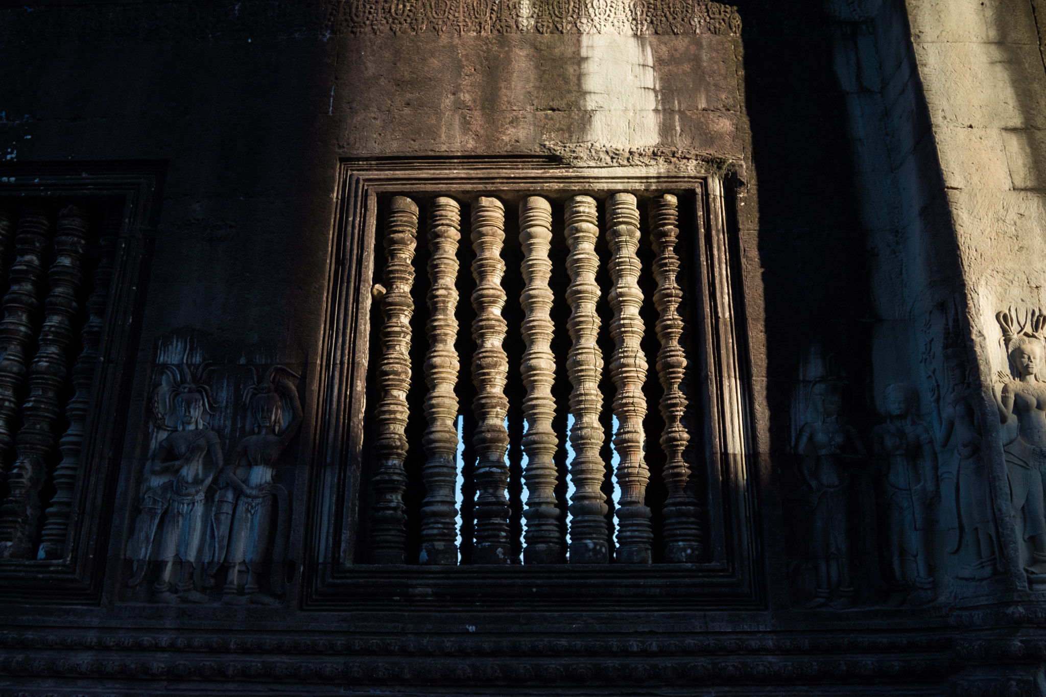 Nikon AF-S Nikkor 18-35mm F3.5-4.5G ED sample photo. Wall of angkorwat photography