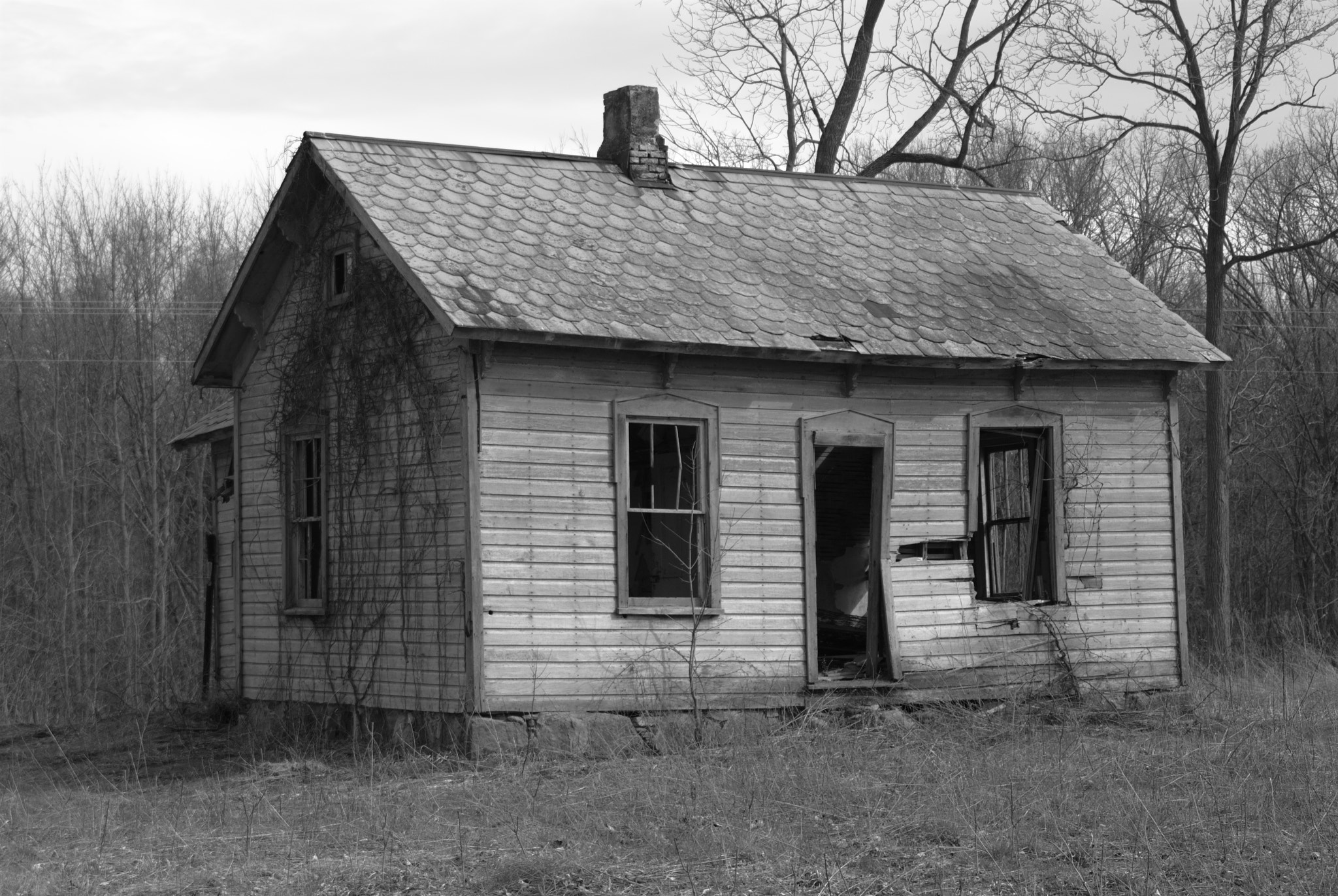 AF Zoom-Nikkor 35-70mm f/3.3-4.5 sample photo. This old house b&w photography