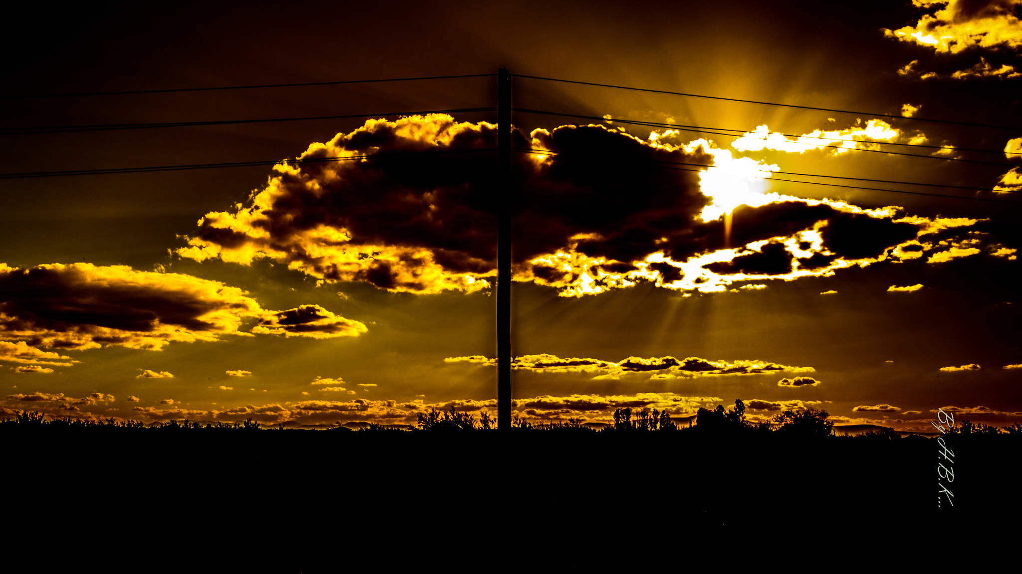 Samsung NX 16mm F2.4 Pancake sample photo. The sun is shining in dark photography