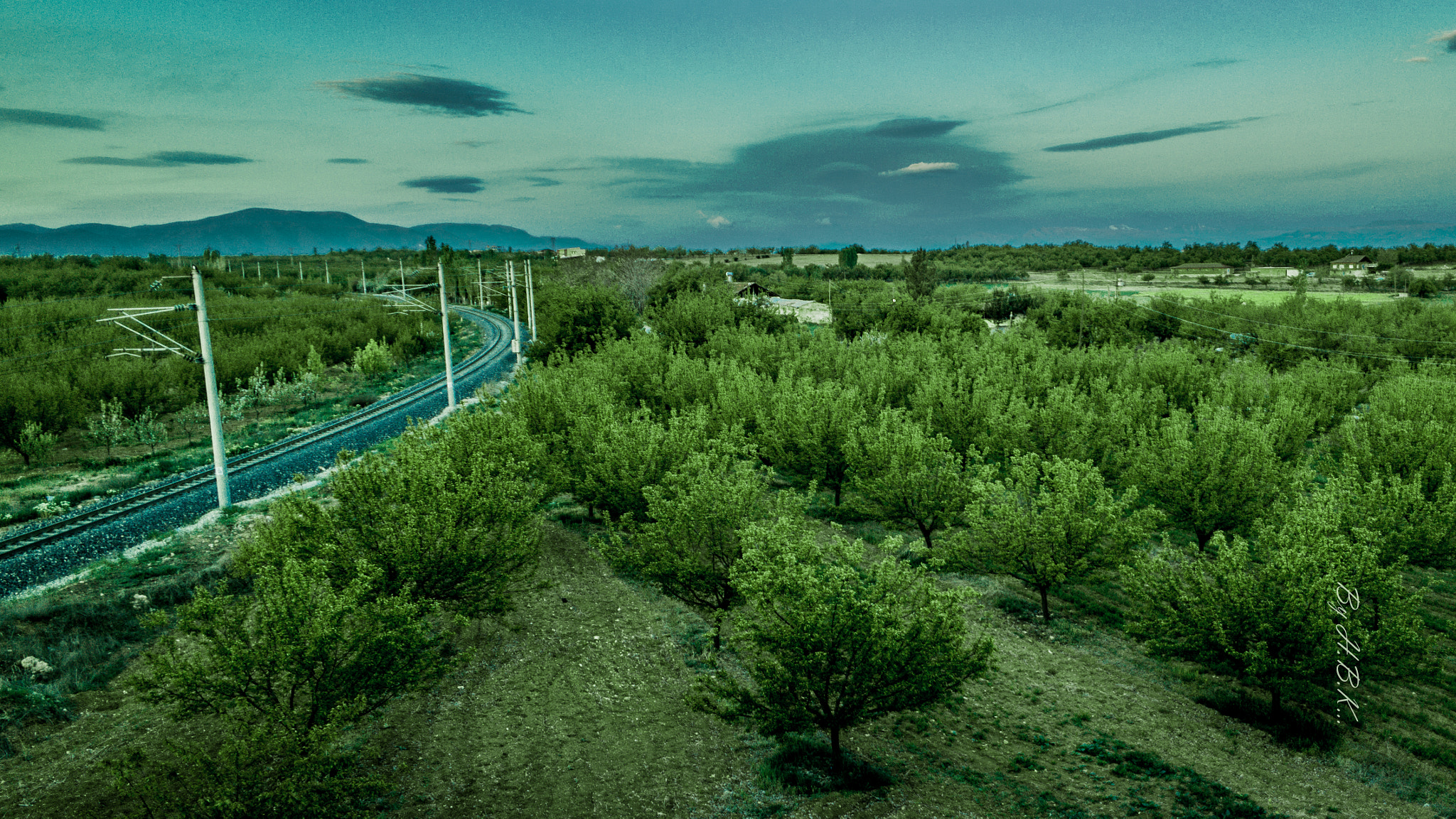 Samsung NX 16mm F2.4 Pancake sample photo. Rail İnside green photography